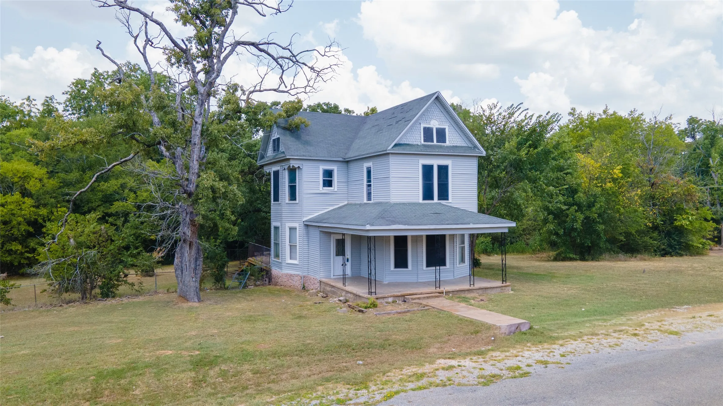 Single Family Residence For Sale in Grayson County , 3429 Interurban Road, Denison, Texas 75021, 2 Bedroom, 1 Bathroom, Garage spaces, 1,810 Sqft, built in 1920, mls#21348598, Real Estate Agent in Denison, Homes For Sale in Grayson county, Homes For Sale in Denison, Realtor in Denison Texas, Real Estate Brokerage Independent Realty Texas, Luminita Cordes Realtor