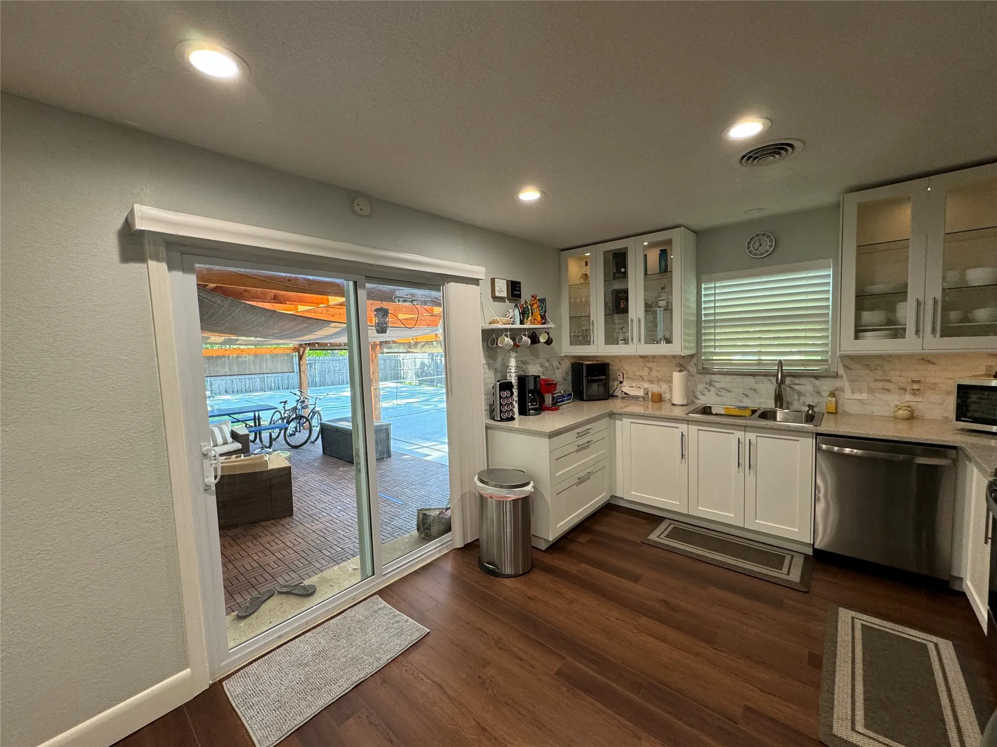 Single Family Residence For Rent in Tarrant County , 1224 S Center Street, Arlington, Texas 76010, 5 Bedroom, 4 Bathroom, Garage spaces, 1,951 Sqft, built in 1959, mls#21356849, Real Estate Agent in Arlington, Homes For Rent in Tarrant county, Homes For Rent in Arlington, Realtor in Arlington Texas, Real Estate Brokerage Independent Realty Texas, Luminita Cordes Realtor