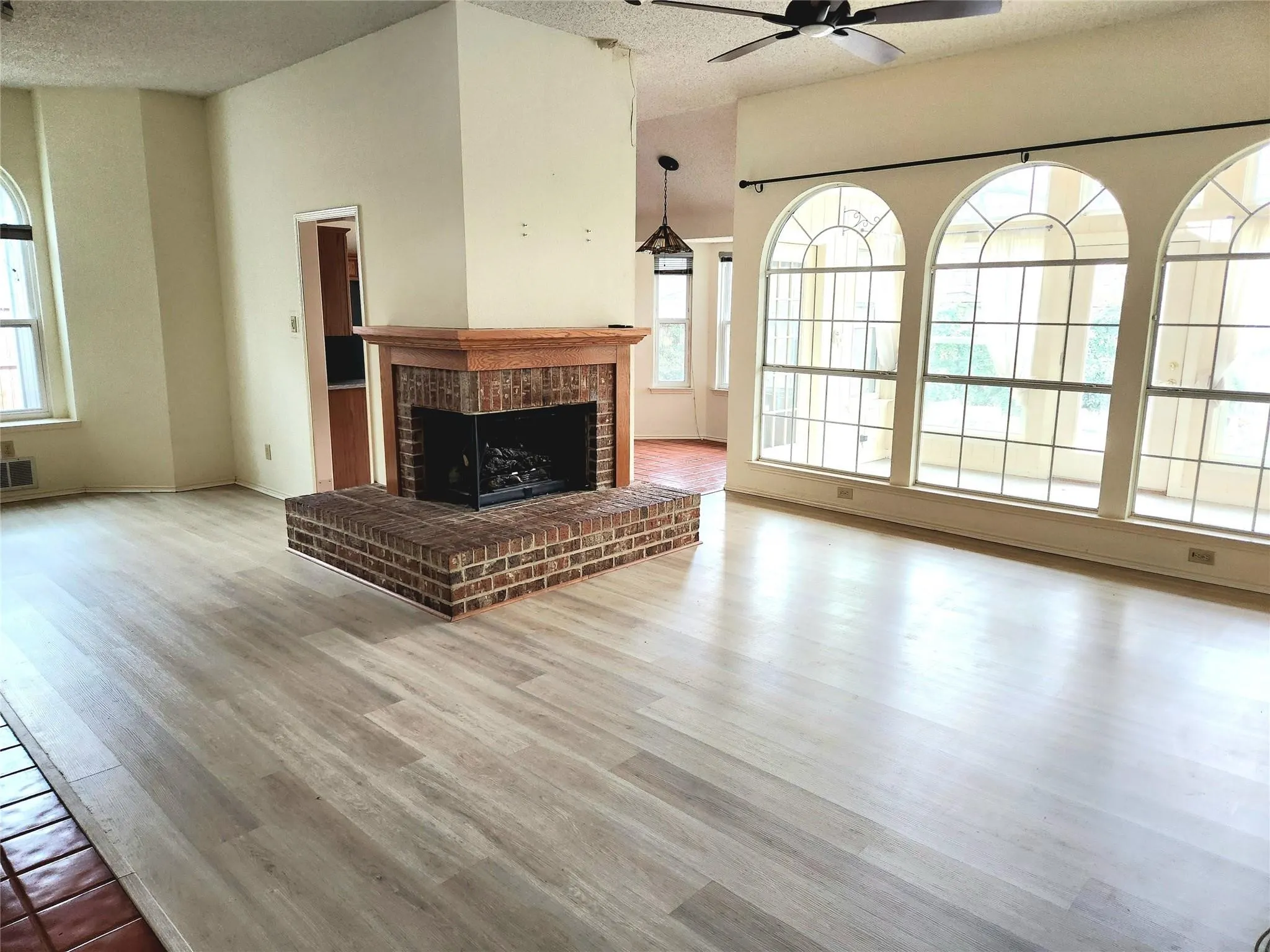 Single Family Residence For Rent in Tarrant County , 4346 Briar Hill Drive, Grand Prairie, Texas 75052, 3 Bedroom, 2 Bathroom, 2 Garage spaces, 1,449 Sqft, built in 1990, mls#21356855, Real Estate Agent in Grand Prairie, Homes For Rent in Tarrant county, Homes For Rent in Grand Prairie, Realtor in Grand Prairie Texas, Real Estate Brokerage Independent Realty Texas, Luminita Cordes Realtor