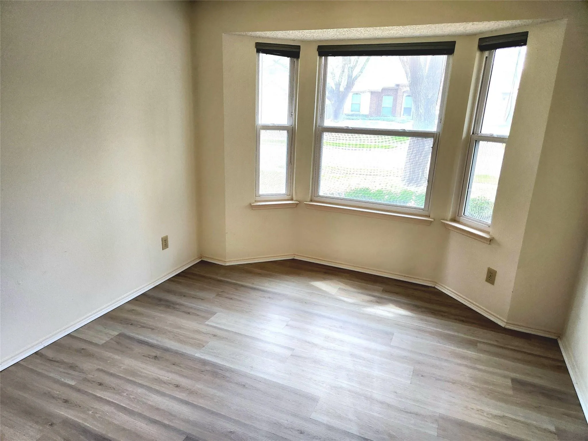 Single Family Residence For Rent in Tarrant County , 4346 Briar Hill Drive, Grand Prairie, Texas 75052, 3 Bedroom, 2 Bathroom, 2 Garage spaces, 1,449 Sqft, built in 1990, mls#21356855, Real Estate Agent in Grand Prairie, Homes For Rent in Tarrant county, Homes For Rent in Grand Prairie, Realtor in Grand Prairie Texas, Real Estate Brokerage Independent Realty Texas, Luminita Cordes Realtor