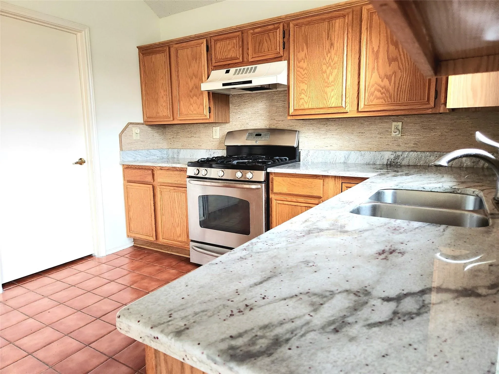 Single Family Residence For Rent in Tarrant County , 4346 Briar Hill Drive, Grand Prairie, Texas 75052, 3 Bedroom, 2 Bathroom, 2 Garage spaces, 1,449 Sqft, built in 1990, mls#21356855, Real Estate Agent in Grand Prairie, Homes For Rent in Tarrant county, Homes For Rent in Grand Prairie, Realtor in Grand Prairie Texas, Real Estate Brokerage Independent Realty Texas, Luminita Cordes Realtor