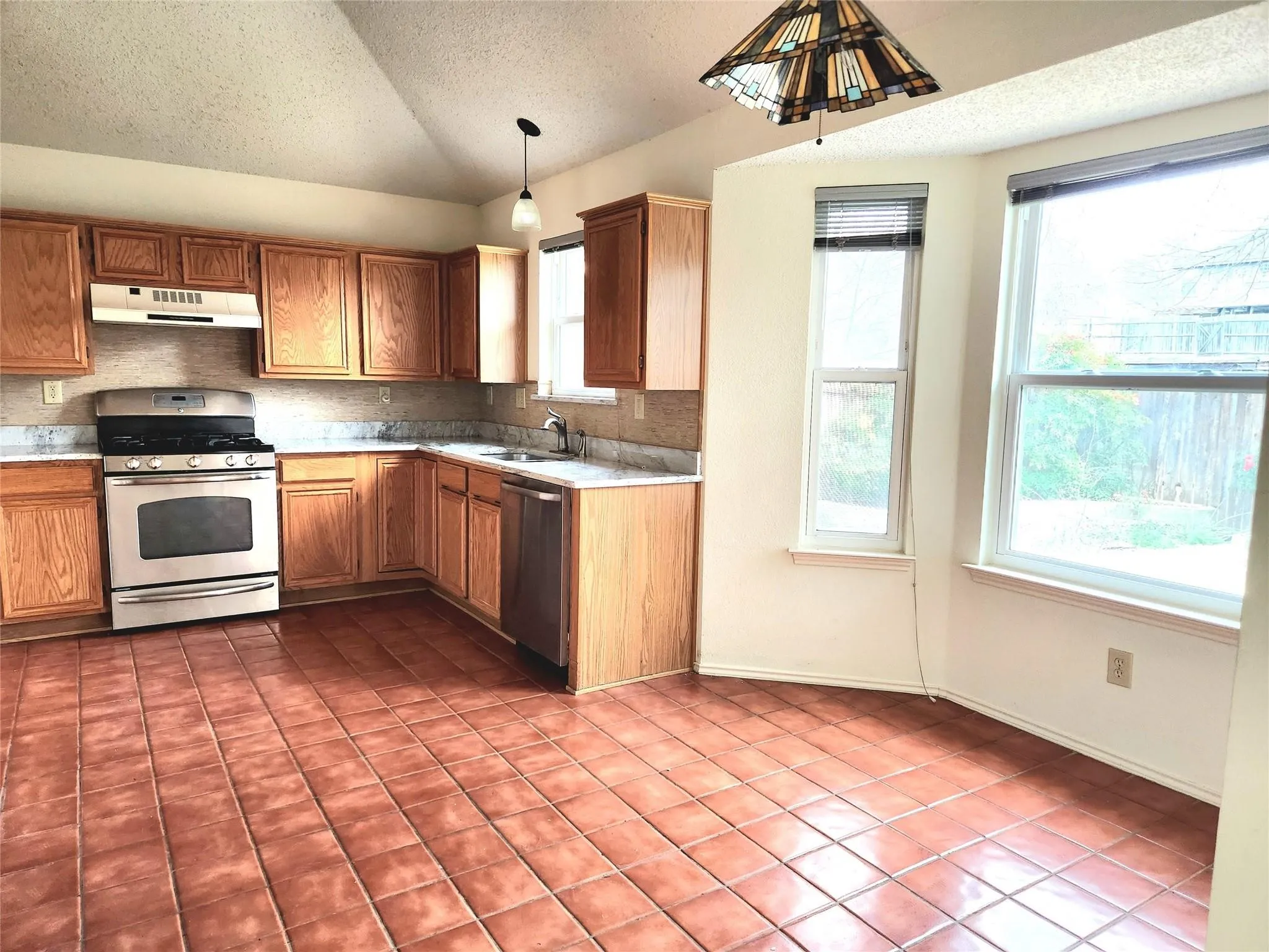 Single Family Residence For Rent in Tarrant County , 4346 Briar Hill Drive, Grand Prairie, Texas 75052, 3 Bedroom, 2 Bathroom, 2 Garage spaces, 1,449 Sqft, built in 1990, mls#21356855, Real Estate Agent in Grand Prairie, Homes For Rent in Tarrant county, Homes For Rent in Grand Prairie, Realtor in Grand Prairie Texas, Real Estate Brokerage Independent Realty Texas, Luminita Cordes Realtor