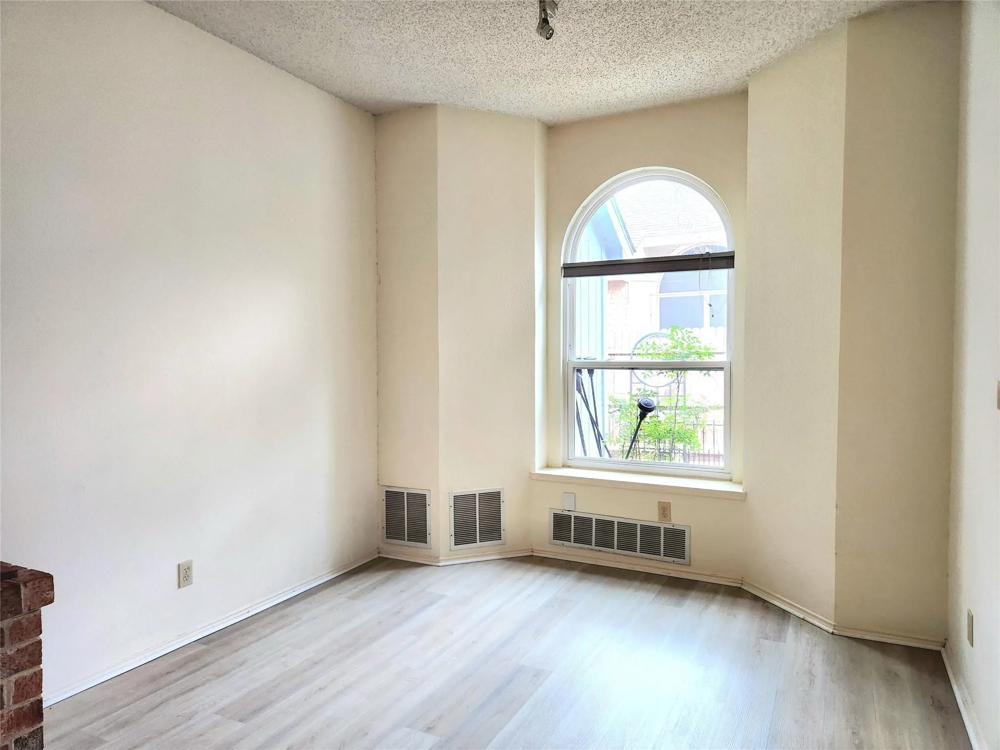 Single Family Residence For Rent in Tarrant County , 4346 Briar Hill Drive, Grand Prairie, Texas 75052, 3 Bedroom, 2 Bathroom, 2 Garage spaces, 1,449 Sqft, built in 1990, mls#21356855, Real Estate Agent in Grand Prairie, Homes For Rent in Tarrant county, Homes For Rent in Grand Prairie, Realtor in Grand Prairie Texas, Real Estate Brokerage Independent Realty Texas, Luminita Cordes Realtor