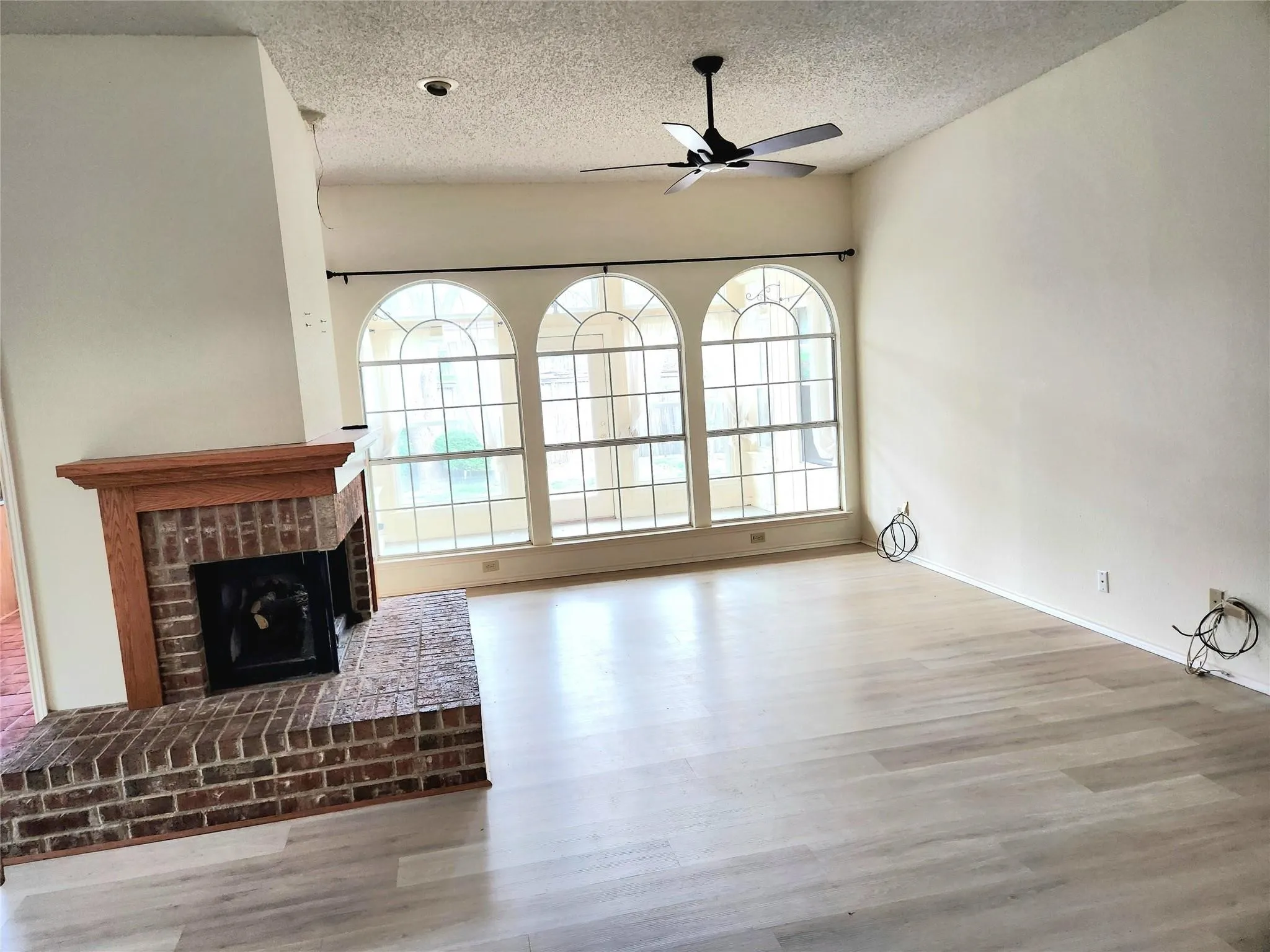 Single Family Residence For Rent in Tarrant County , 4346 Briar Hill Drive, Grand Prairie, Texas 75052, 3 Bedroom, 2 Bathroom, 2 Garage spaces, 1,449 Sqft, built in 1990, mls#21356855, Real Estate Agent in Grand Prairie, Homes For Rent in Tarrant county, Homes For Rent in Grand Prairie, Realtor in Grand Prairie Texas, Real Estate Brokerage Independent Realty Texas, Luminita Cordes Realtor