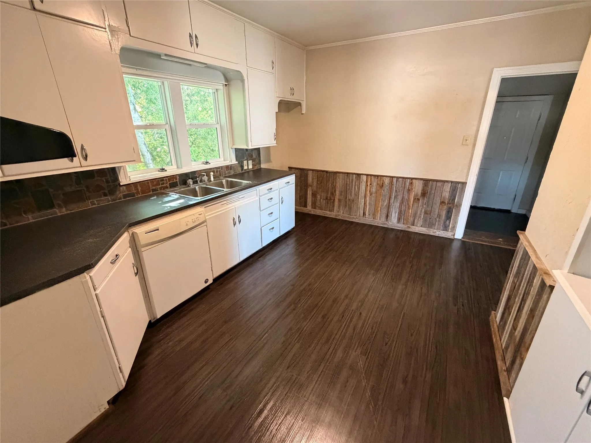 Single Family Residence For Sale in Eastland County , 712 W Main Street, Eastland, Texas 76448, 3 Bedroom, 2 Bathroom, 1 Garage spaces, 1,618 Sqft, built in 1936, Price $177,000, mls#21356803, Real Estate Agent in Eastland, Homes For Sale in Eastland county, Homes For Sale in Eastland, Realtor in Eastland Texas, Real Estate Brokerage Independent Realty Texas, Luminita Cordes Realtor