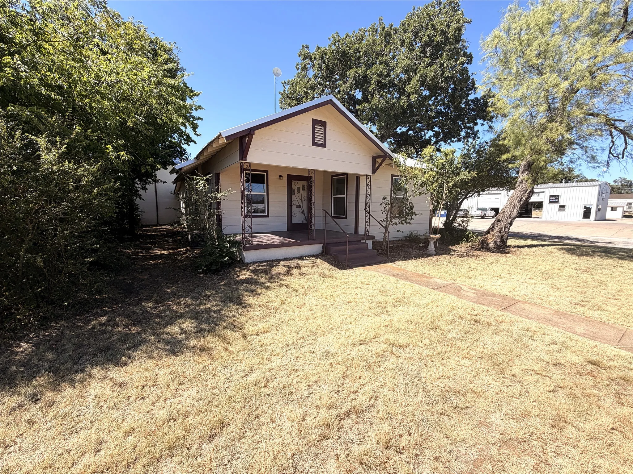 Single Family Residence For Sale in Eastland County , 712 W Main Street, Eastland, Texas 76448, 3 Bedroom, 2 Bathroom, 1 Garage spaces, 1,618 Sqft, built in 1936, Price $177,000, mls#21356803, Real Estate Agent in Eastland, Homes For Sale in Eastland county, Homes For Sale in Eastland, Realtor in Eastland Texas, Real Estate Brokerage Independent Realty Texas, Luminita Cordes Realtor