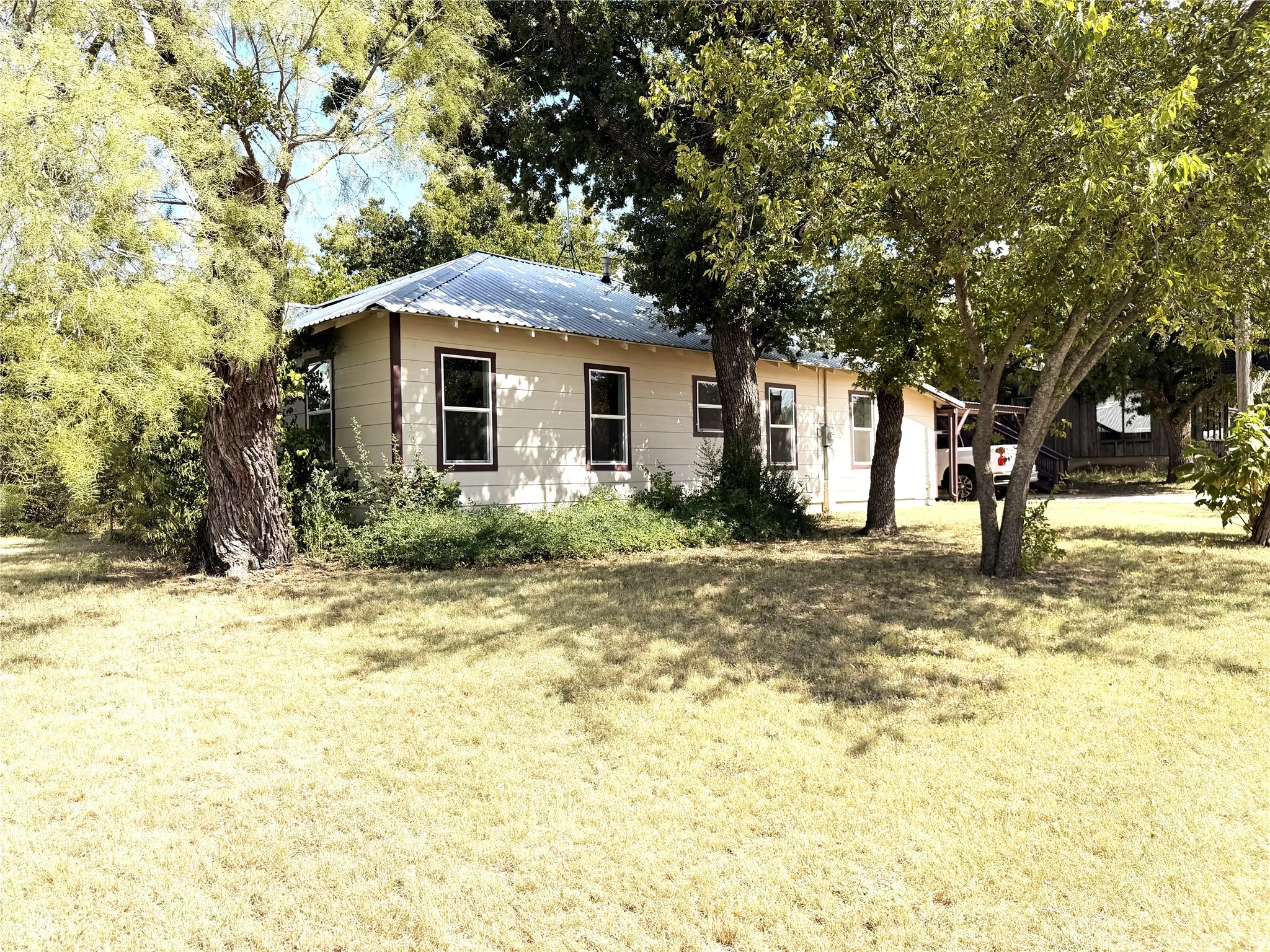 Single Family Residence For Sale in Eastland County , 712 W Main Street, Eastland, Texas 76448, 3 Bedroom, 2 Bathroom, 1 Garage spaces, 1,618 Sqft, built in 1936, Price $177,000, mls#21356803, Real Estate Agent in Eastland, Homes For Sale in Eastland county, Homes For Sale in Eastland, Realtor in Eastland Texas, Real Estate Brokerage Independent Realty Texas, Luminita Cordes Realtor