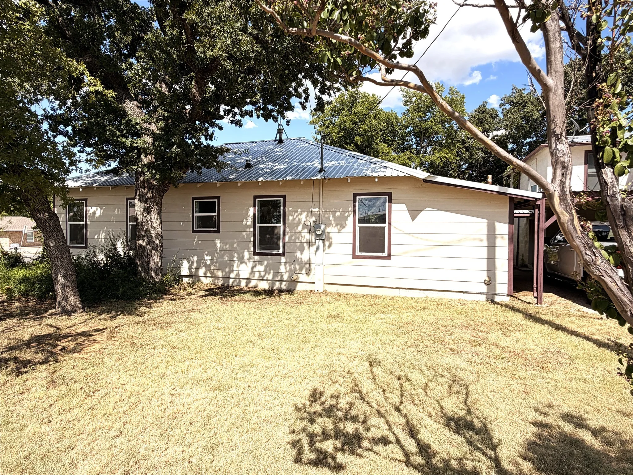 Single Family Residence For Sale in Eastland County , 712 W Main Street, Eastland, Texas 76448, 3 Bedroom, 2 Bathroom, 1 Garage spaces, 1,618 Sqft, built in 1936, Price $177,000, mls#21356803, Real Estate Agent in Eastland, Homes For Sale in Eastland county, Homes For Sale in Eastland, Realtor in Eastland Texas, Real Estate Brokerage Independent Realty Texas, Luminita Cordes Realtor