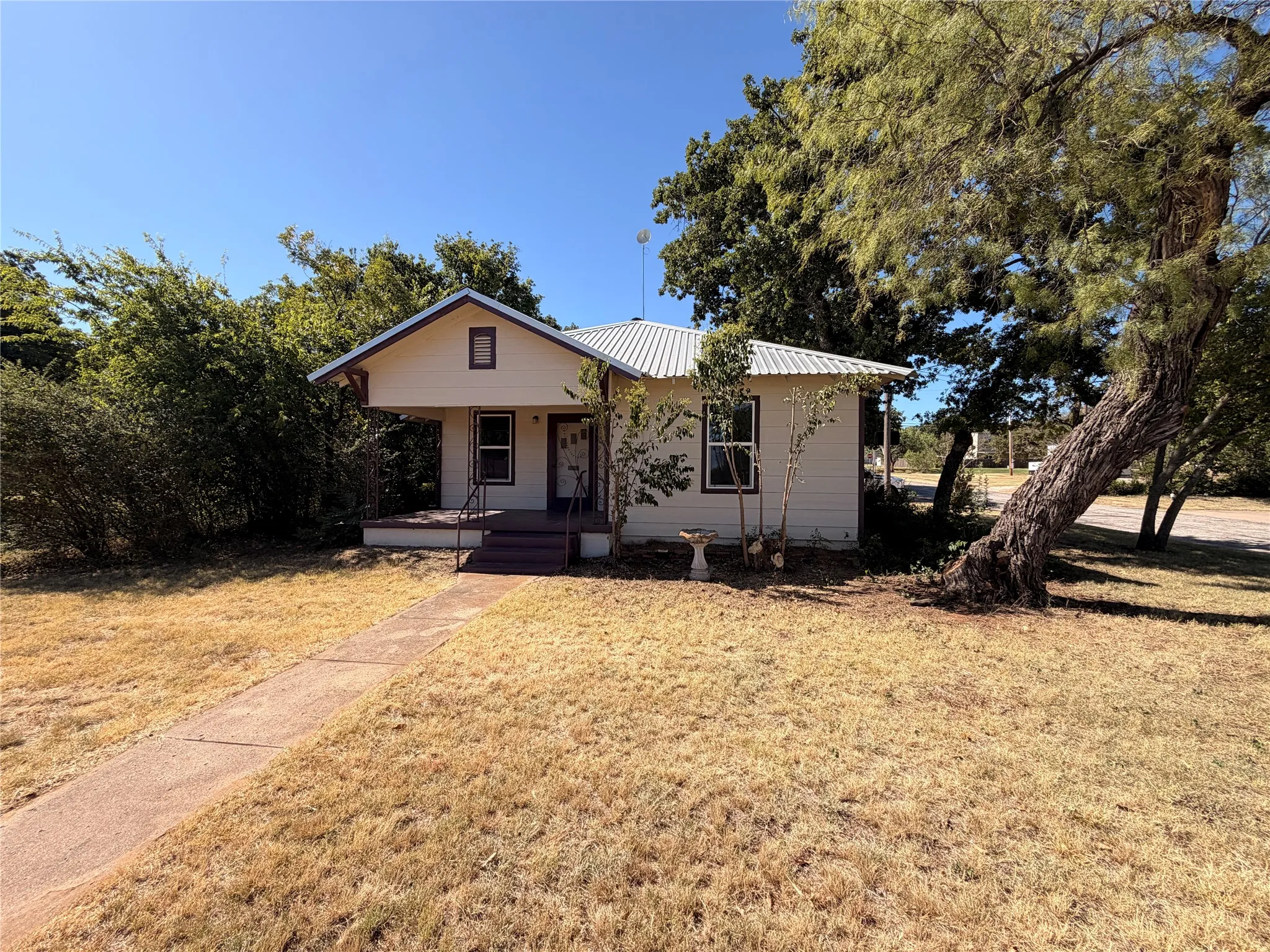 Single Family Residence For Sale in Eastland County , 712 W Main Street, Eastland, Texas 76448, 3 Bedroom, 2 Bathroom, 1 Garage spaces, 1,618 Sqft, built in 1936, Price $177,000, mls#21356803, Real Estate Agent in Eastland, Homes For Sale in Eastland county, Homes For Sale in Eastland, Realtor in Eastland Texas, Real Estate Brokerage Independent Realty Texas, Luminita Cordes Realtor