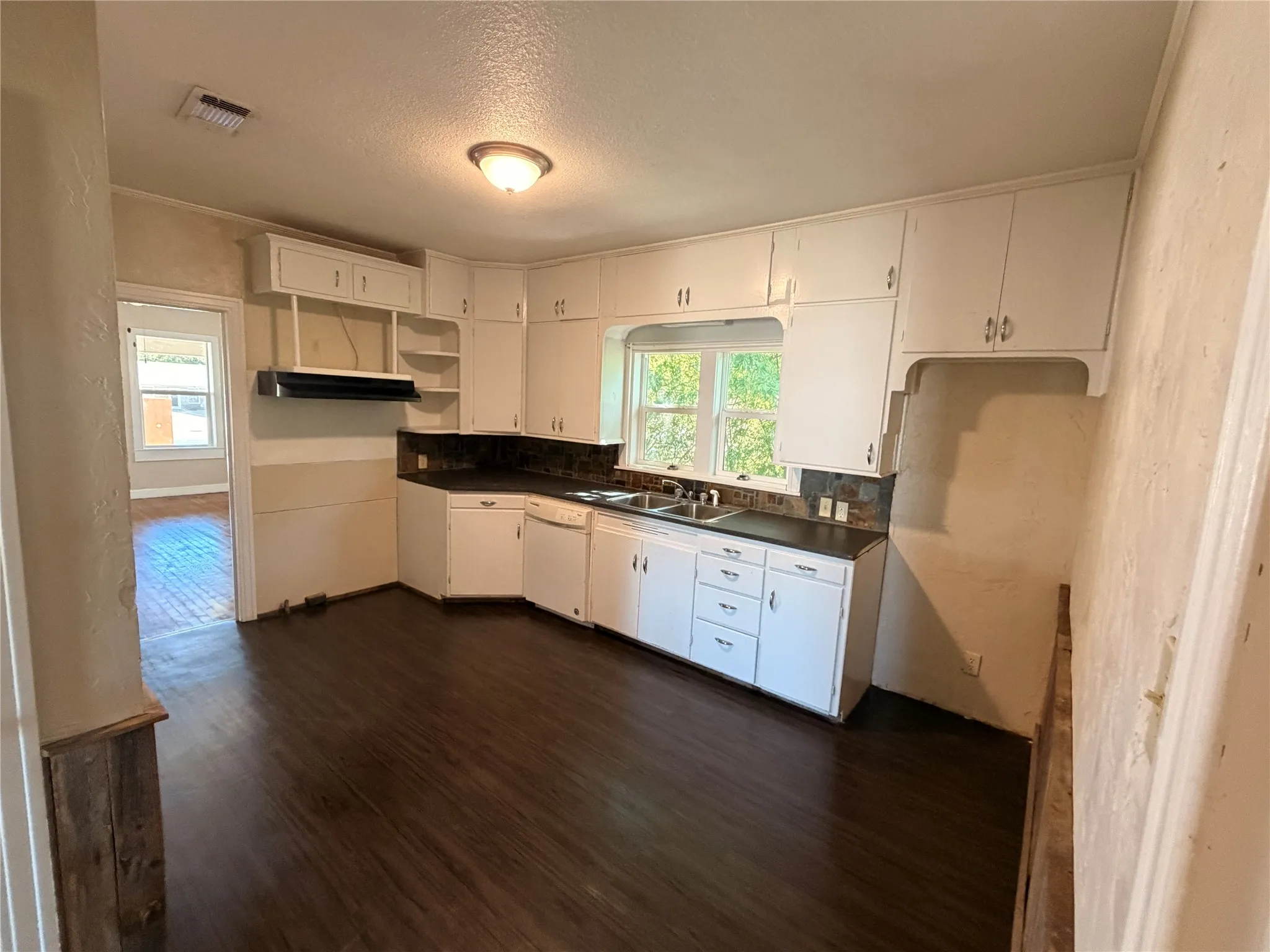 Single Family Residence For Sale in Eastland County , 712 W Main Street, Eastland, Texas 76448, 3 Bedroom, 2 Bathroom, 1 Garage spaces, 1,618 Sqft, built in 1936, Price $177,000, mls#21356803, Real Estate Agent in Eastland, Homes For Sale in Eastland county, Homes For Sale in Eastland, Realtor in Eastland Texas, Real Estate Brokerage Independent Realty Texas, Luminita Cordes Realtor