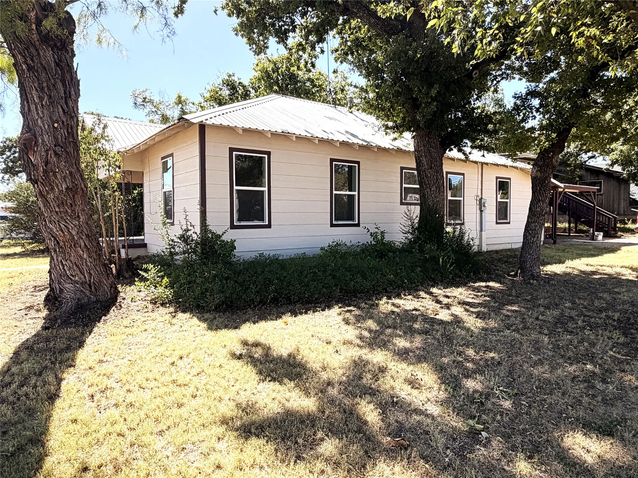Single Family Residence For Sale in Eastland County , 712 W Main Street, Eastland, Texas 76448, 3 Bedroom, 2 Bathroom, 1 Garage spaces, 1,618 Sqft, built in 1936, Price $177,000, mls#21356803, Real Estate Agent in Eastland, Homes For Sale in Eastland county, Homes For Sale in Eastland, Realtor in Eastland Texas, Real Estate Brokerage Independent Realty Texas, Luminita Cordes Realtor