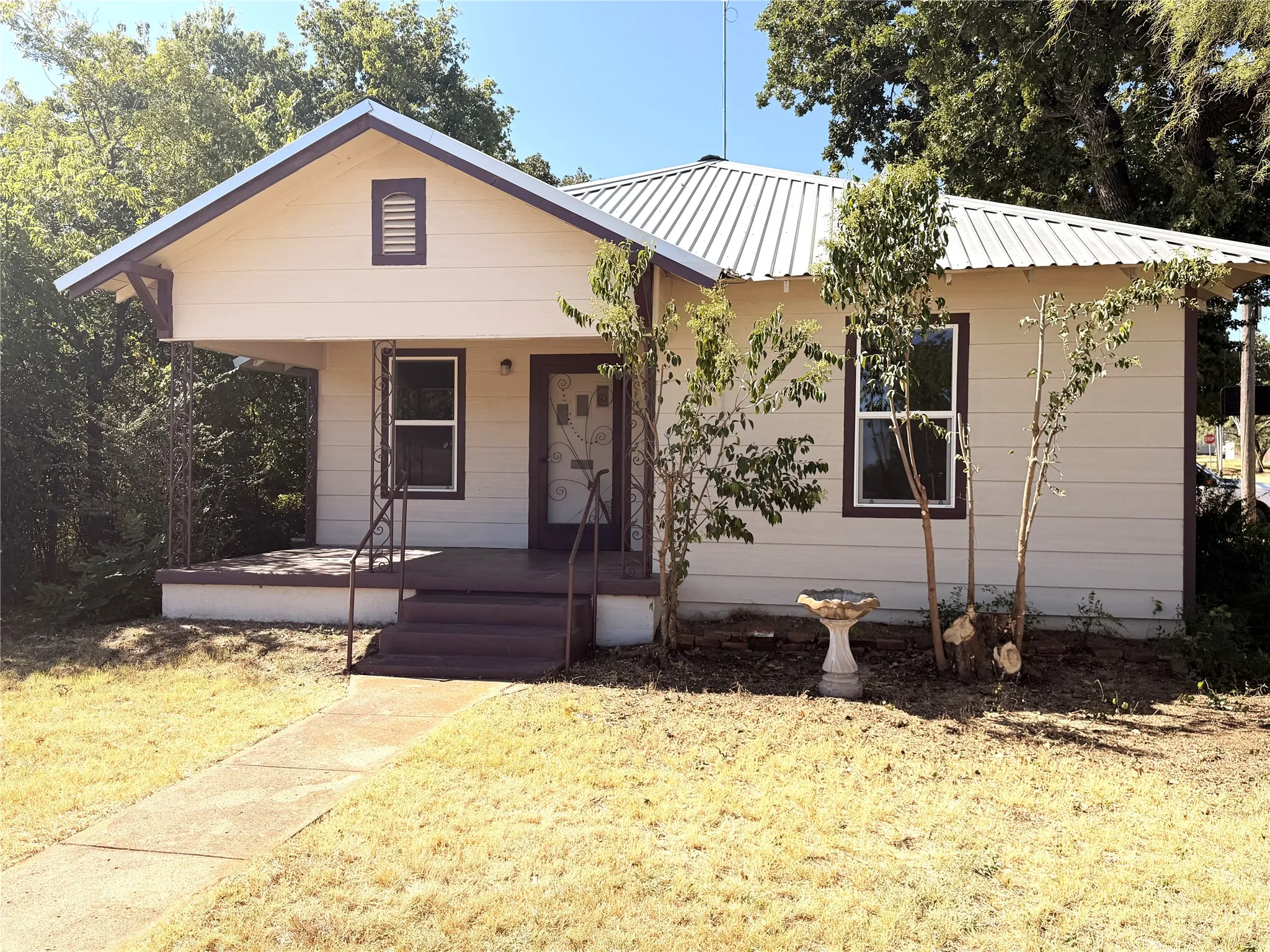 Single Family Residence For Sale in Eastland County , 712 W Main Street, Eastland, Texas 76448, 3 Bedroom, 2 Bathroom, 1 Garage spaces, 1,618 Sqft, built in 1936, Price $177,000, mls#21356803, Real Estate Agent in Eastland, Homes For Sale in Eastland county, Homes For Sale in Eastland, Realtor in Eastland Texas, Real Estate Brokerage Independent Realty Texas, Luminita Cordes Realtor