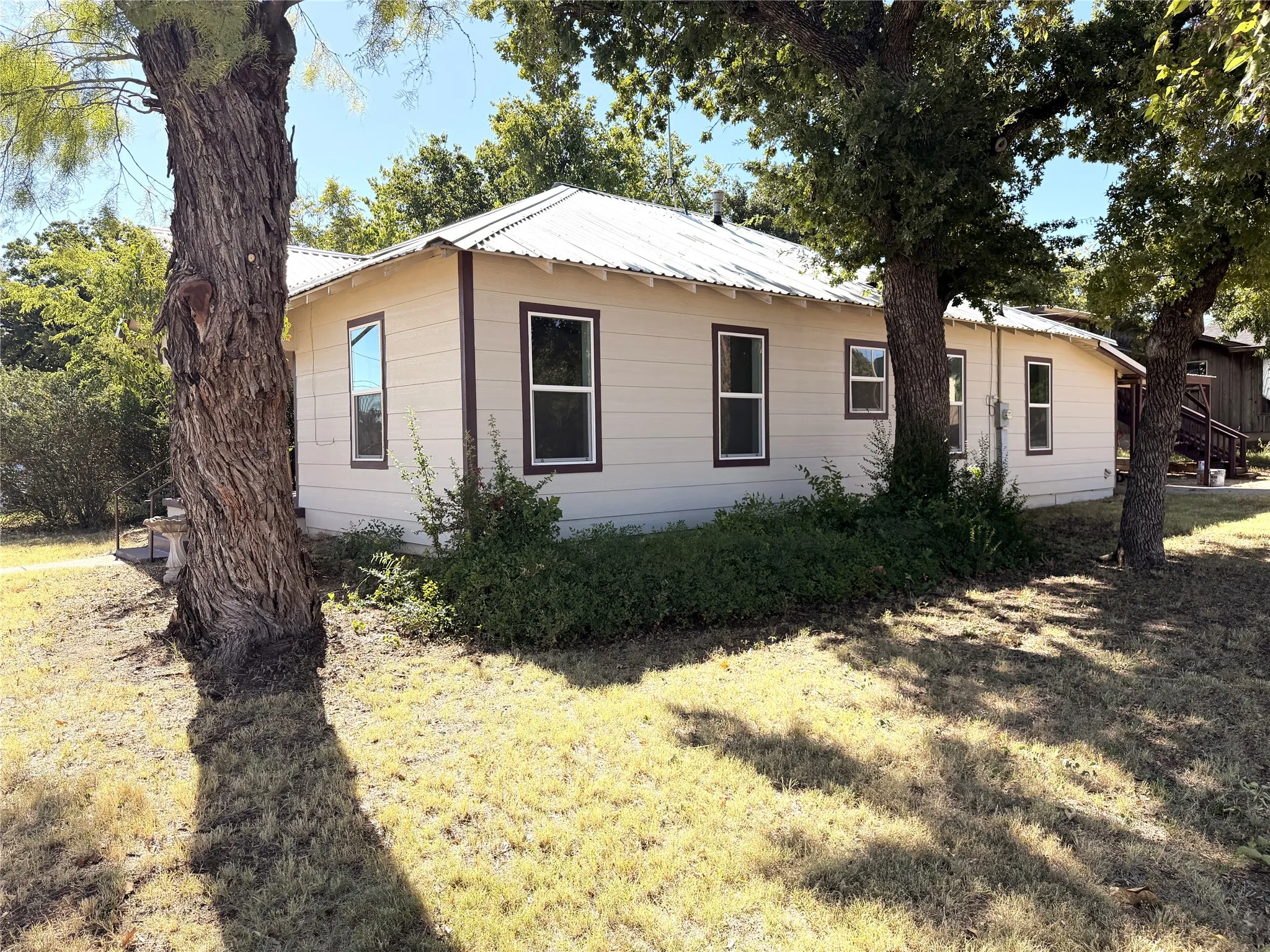 Single Family Residence For Sale in Eastland County , 712 W Main Street, Eastland, Texas 76448, 3 Bedroom, 2 Bathroom, 1 Garage spaces, 1,618 Sqft, built in 1936, Price $177,000, mls#21356803, Real Estate Agent in Eastland, Homes For Sale in Eastland county, Homes For Sale in Eastland, Realtor in Eastland Texas, Real Estate Brokerage Independent Realty Texas, Luminita Cordes Realtor