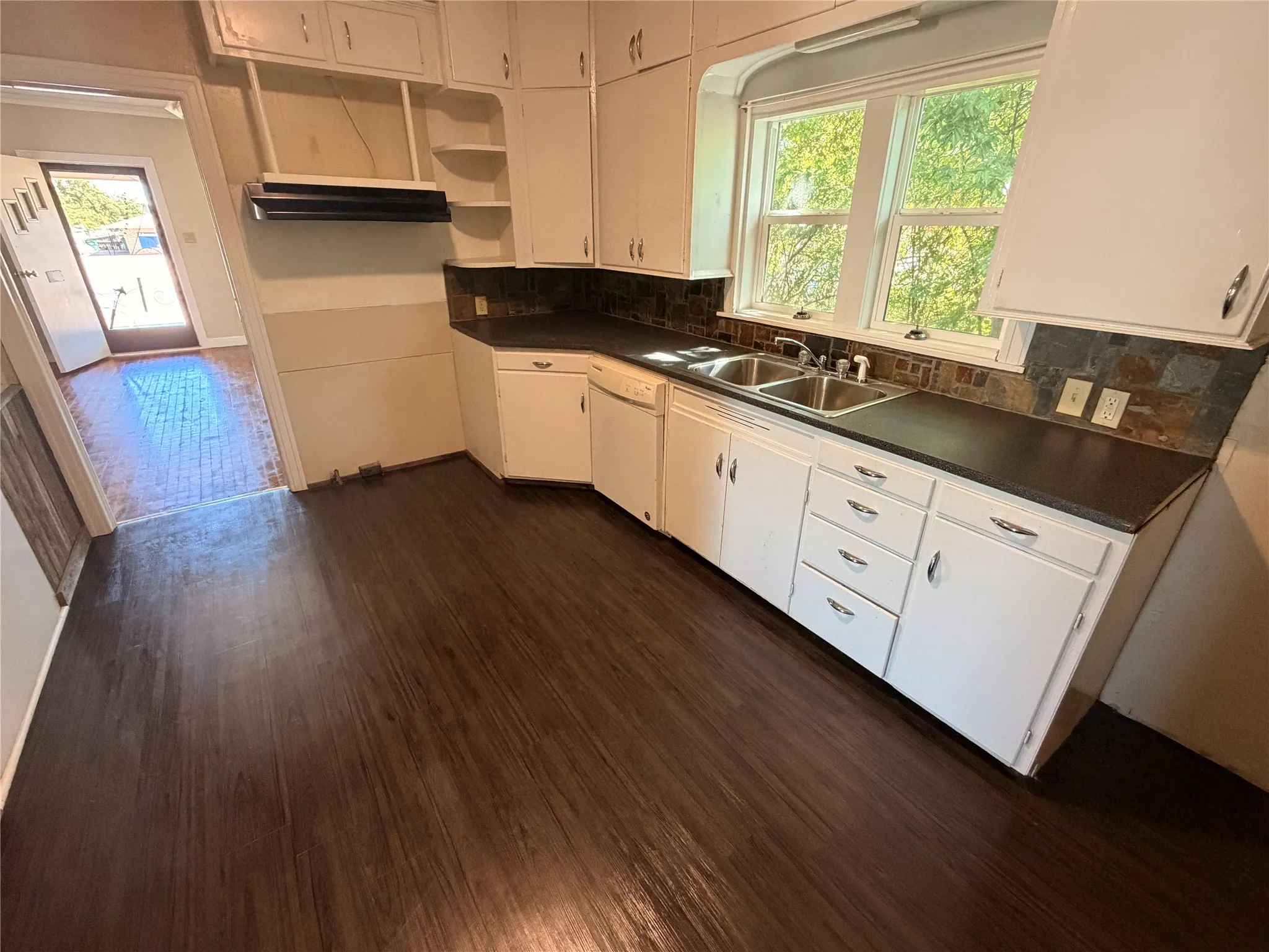 Single Family Residence For Sale in Eastland County , 712 W Main Street, Eastland, Texas 76448, 3 Bedroom, 2 Bathroom, 1 Garage spaces, 1,618 Sqft, built in 1936, Price $177,000, mls#21356803, Real Estate Agent in Eastland, Homes For Sale in Eastland county, Homes For Sale in Eastland, Realtor in Eastland Texas, Real Estate Brokerage Independent Realty Texas, Luminita Cordes Realtor