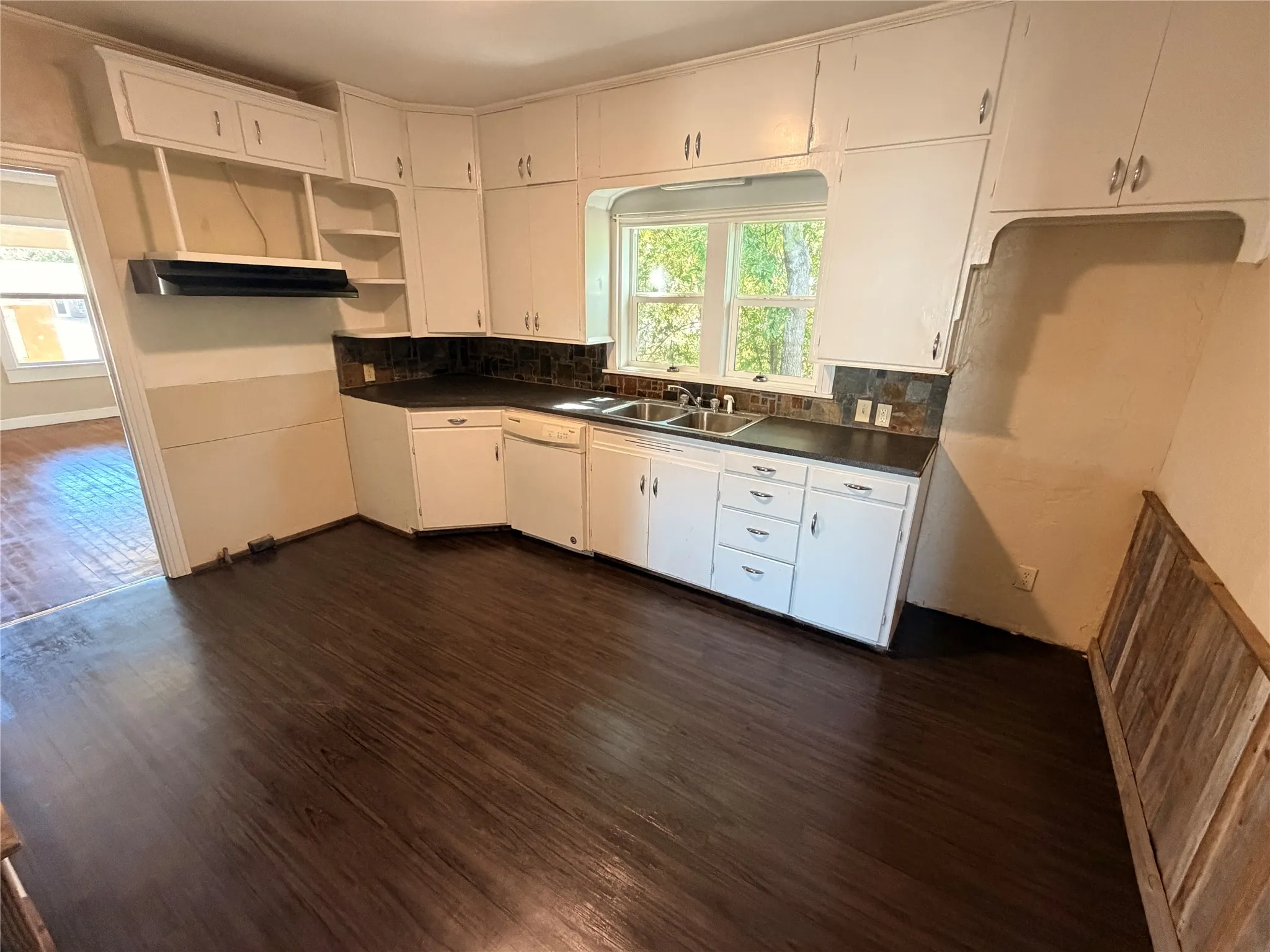 Single Family Residence For Sale in Eastland County , 712 W Main Street, Eastland, Texas 76448, 3 Bedroom, 2 Bathroom, 1 Garage spaces, 1,618 Sqft, built in 1936, Price $177,000, mls#21356803, Real Estate Agent in Eastland, Homes For Sale in Eastland county, Homes For Sale in Eastland, Realtor in Eastland Texas, Real Estate Brokerage Independent Realty Texas, Luminita Cordes Realtor