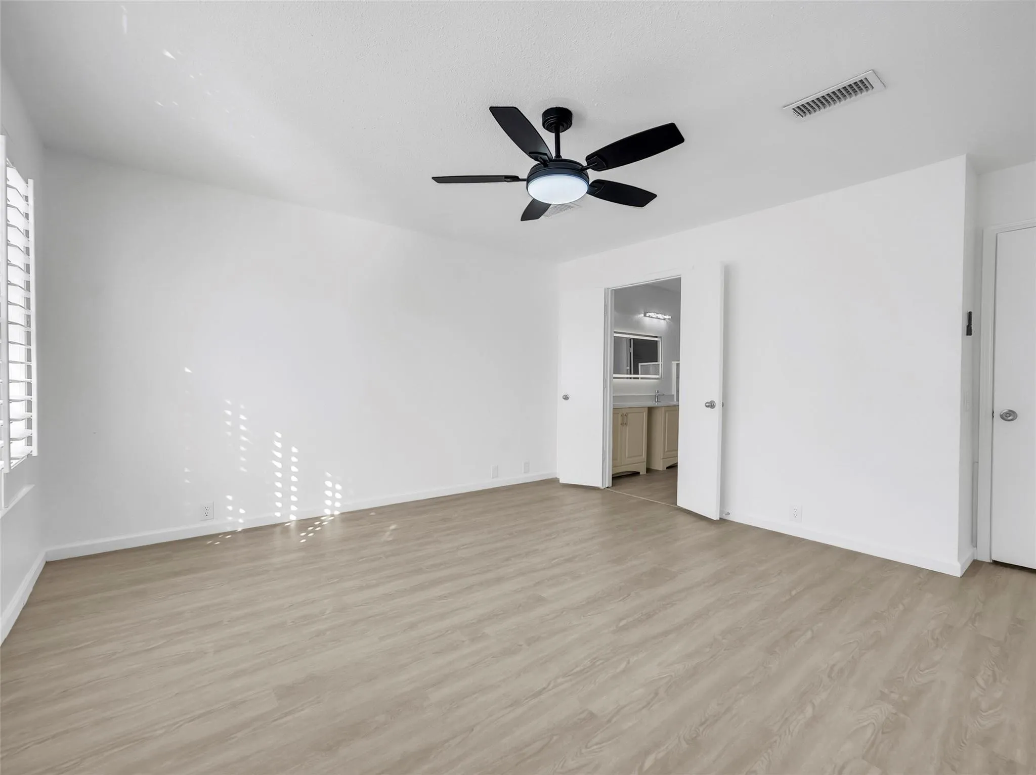 Single Family Residence For Sale in Tarrant County , 5310 Vista Verde Drive, Arlington, Texas 76017, 5 Bedroom, 3 Bathroom, 2 Garage spaces, 2,230 Sqft, built in 1996, mls#21356440, Real Estate Agent in Arlington, Homes For Sale in Tarrant county, Homes For Sale in Arlington, Realtor in Arlington Texas, Real Estate Brokerage Independent Realty Texas, Luminita Cordes Realtor