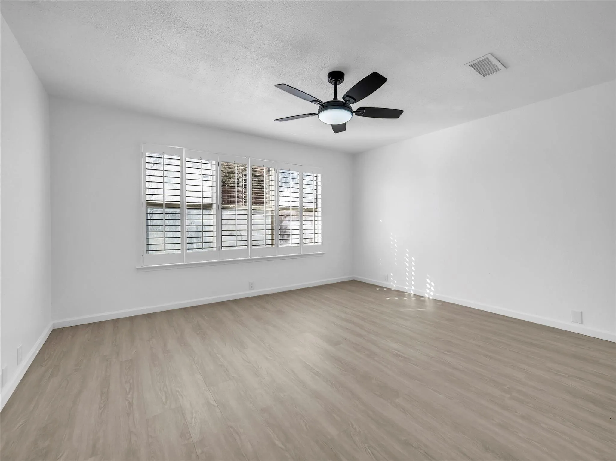 Single Family Residence For Sale in Tarrant County , 5310 Vista Verde Drive, Arlington, Texas 76017, 5 Bedroom, 3 Bathroom, 2 Garage spaces, 2,230 Sqft, built in 1996, mls#21356440, Real Estate Agent in Arlington, Homes For Sale in Tarrant county, Homes For Sale in Arlington, Realtor in Arlington Texas, Real Estate Brokerage Independent Realty Texas, Luminita Cordes Realtor