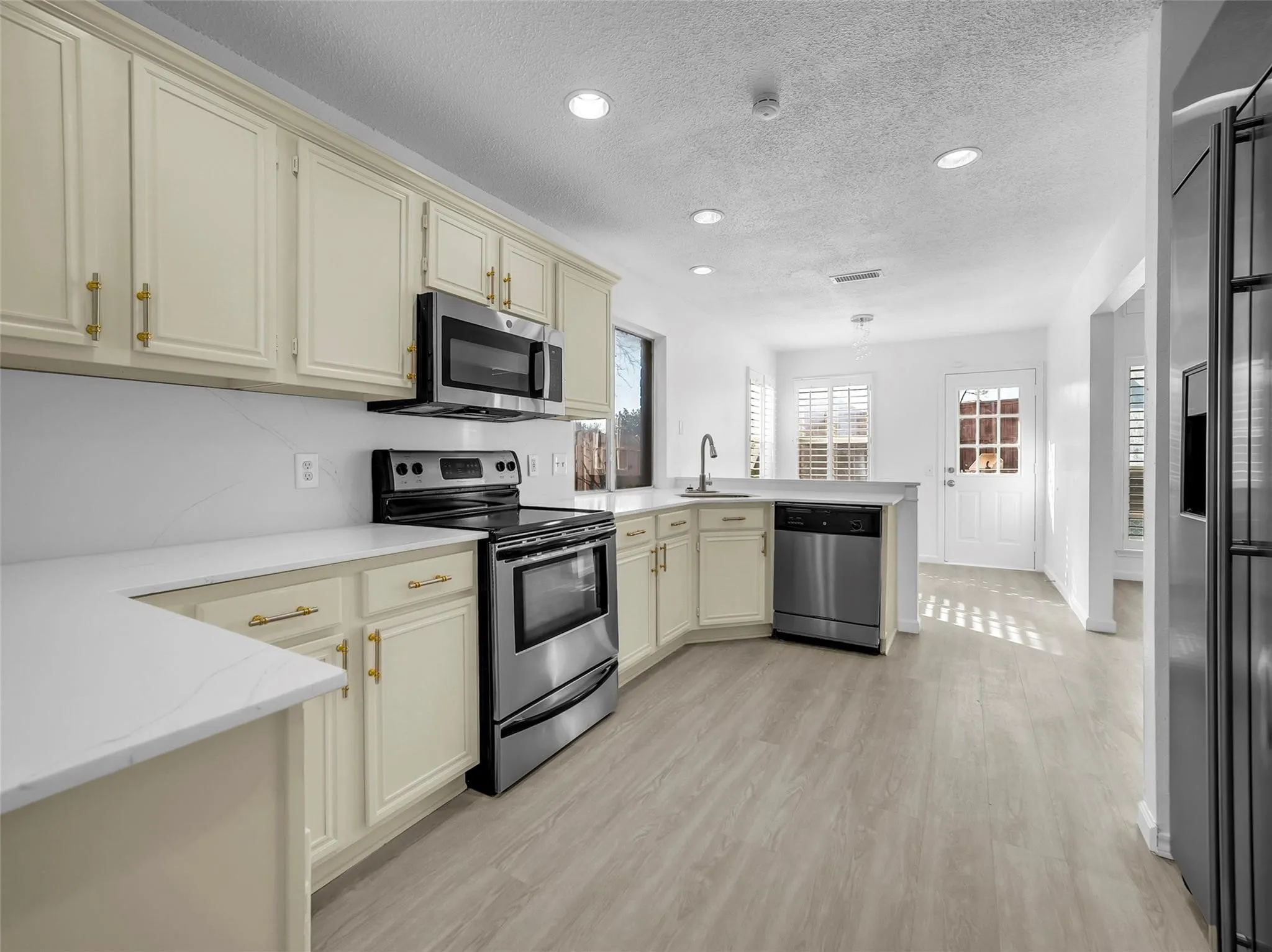 Single Family Residence For Sale in Tarrant County , 5310 Vista Verde Drive, Arlington, Texas 76017, 5 Bedroom, 3 Bathroom, 2 Garage spaces, 2,230 Sqft, built in 1996, mls#21356440, Real Estate Agent in Arlington, Homes For Sale in Tarrant county, Homes For Sale in Arlington, Realtor in Arlington Texas, Real Estate Brokerage Independent Realty Texas, Luminita Cordes Realtor