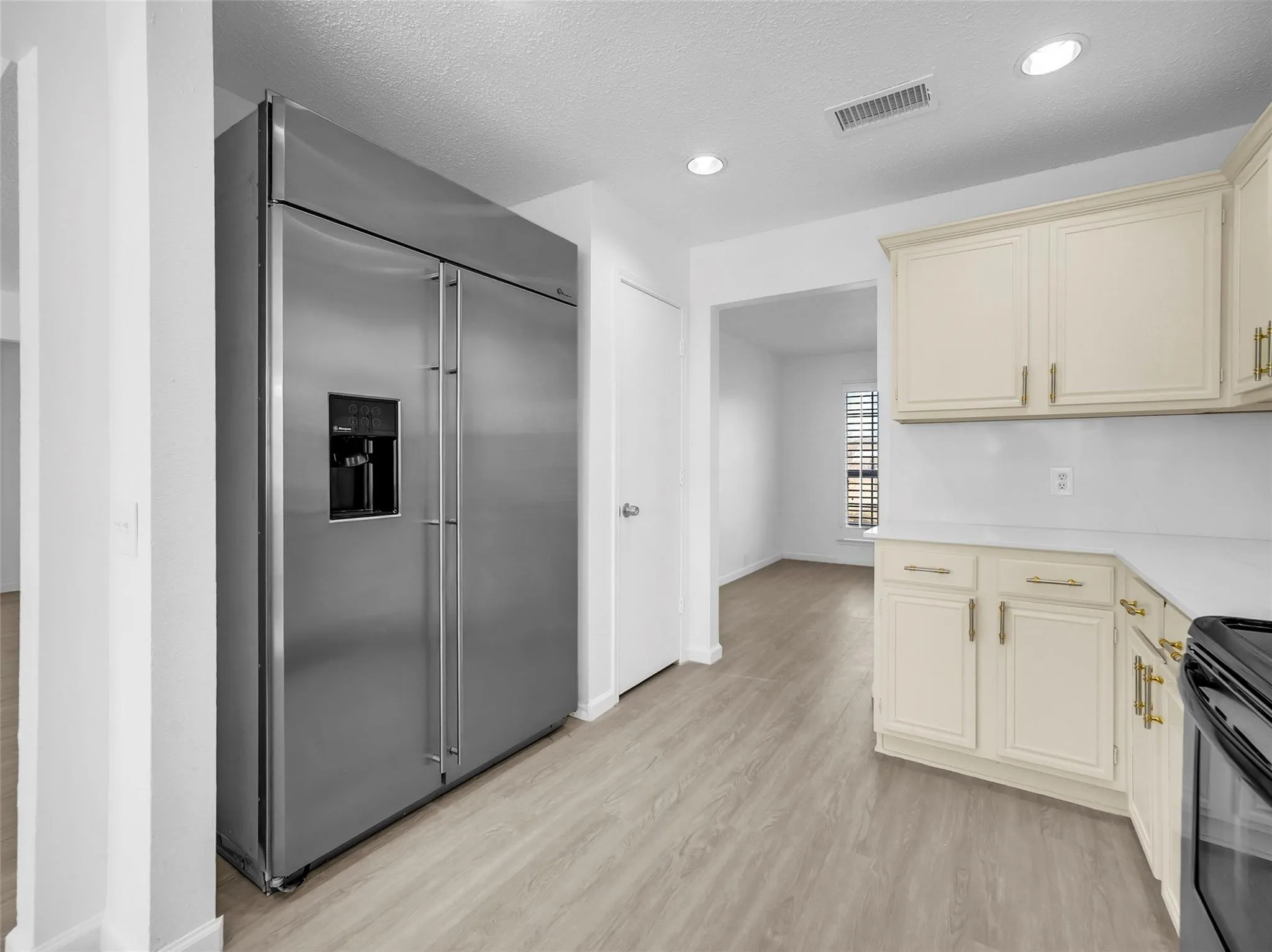 Single Family Residence For Sale in Tarrant County , 5310 Vista Verde Drive, Arlington, Texas 76017, 5 Bedroom, 3 Bathroom, 2 Garage spaces, 2,230 Sqft, built in 1996, mls#21356440, Real Estate Agent in Arlington, Homes For Sale in Tarrant county, Homes For Sale in Arlington, Realtor in Arlington Texas, Real Estate Brokerage Independent Realty Texas, Luminita Cordes Realtor