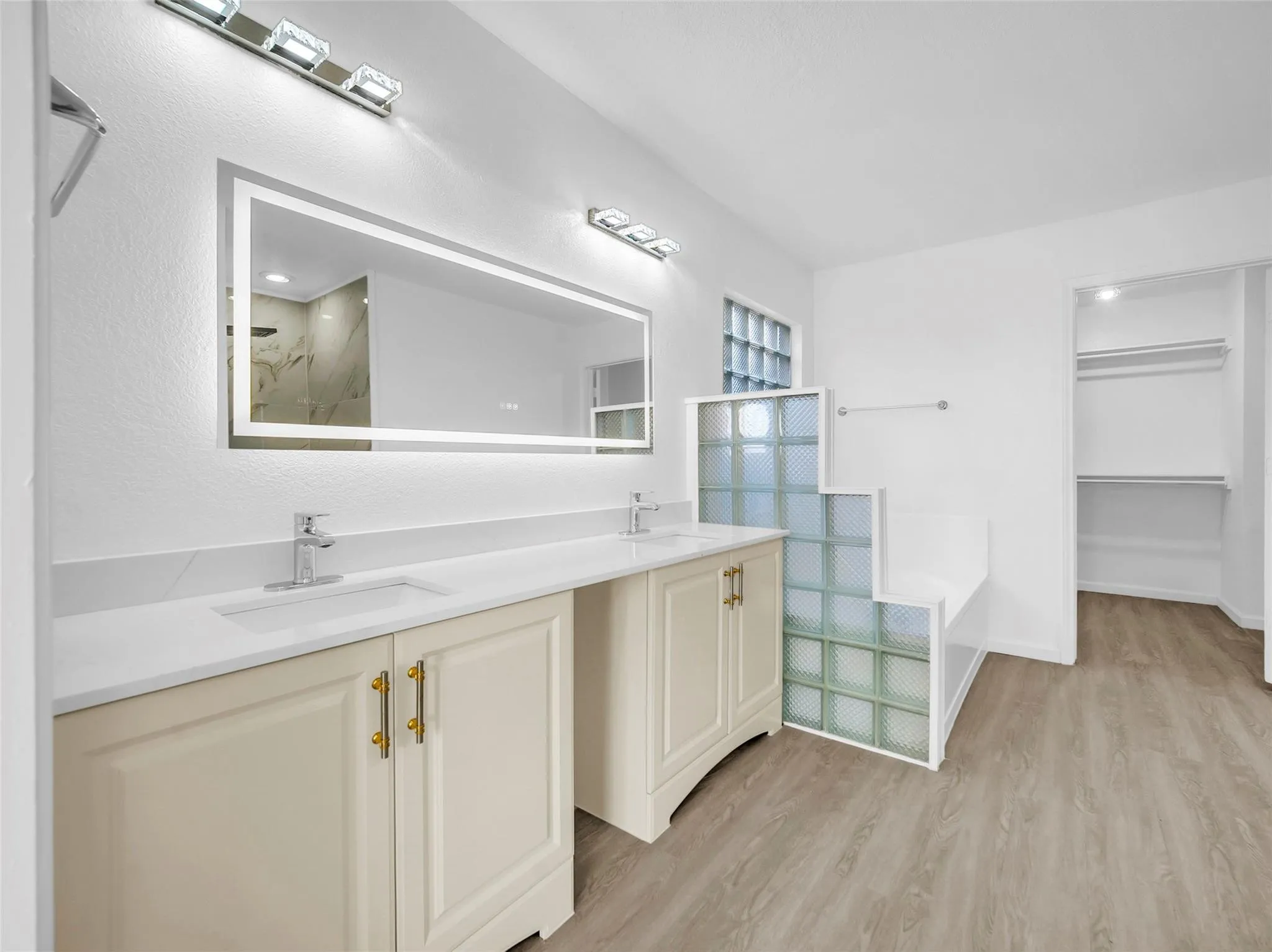 Single Family Residence For Sale in Tarrant County , 5310 Vista Verde Drive, Arlington, Texas 76017, 5 Bedroom, 3 Bathroom, 2 Garage spaces, 2,230 Sqft, built in 1996, mls#21356440, Real Estate Agent in Arlington, Homes For Sale in Tarrant county, Homes For Sale in Arlington, Realtor in Arlington Texas, Real Estate Brokerage Independent Realty Texas, Luminita Cordes Realtor