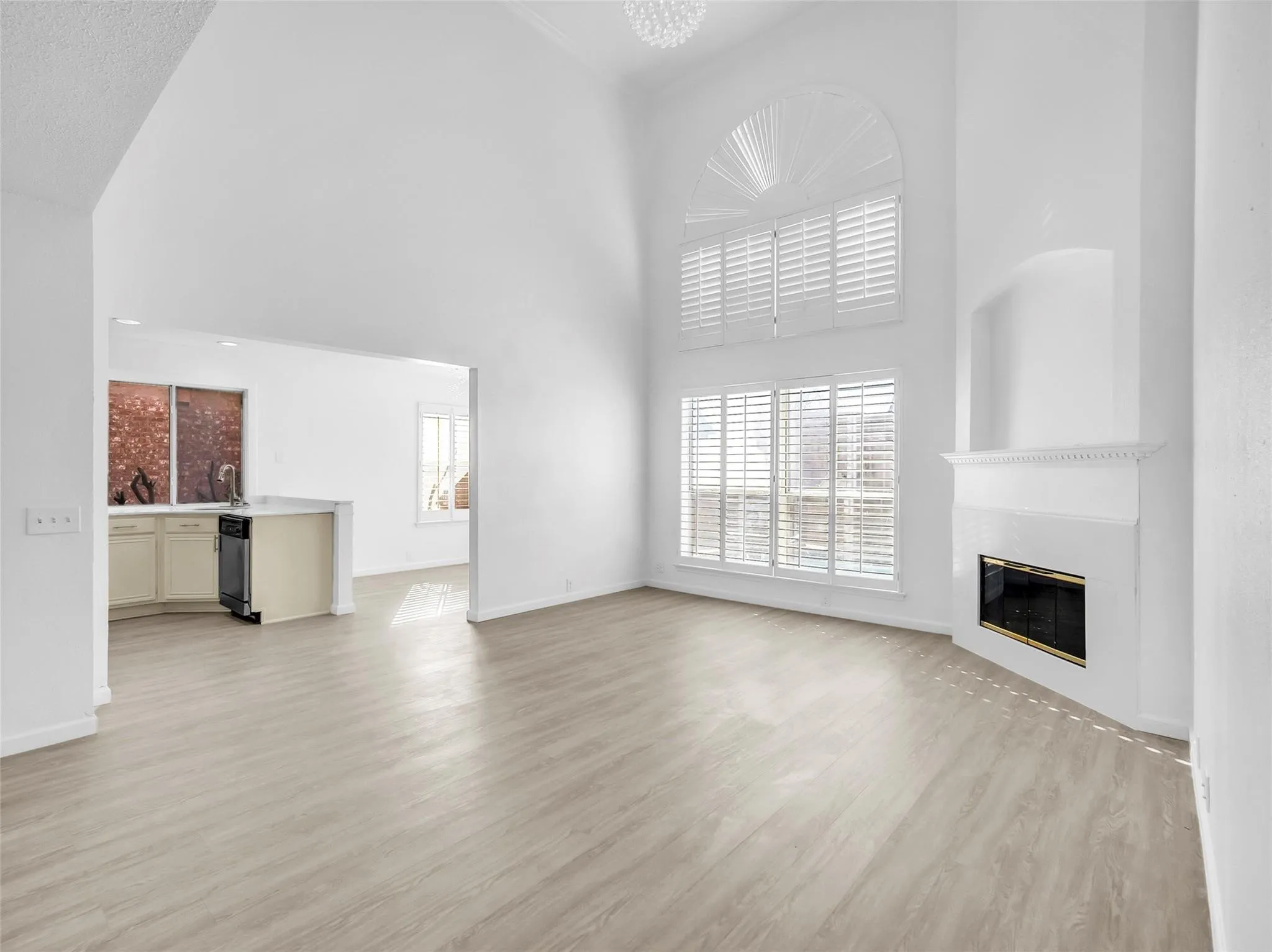 Single Family Residence For Sale in Tarrant County , 5310 Vista Verde Drive, Arlington, Texas 76017, 5 Bedroom, 3 Bathroom, 2 Garage spaces, 2,230 Sqft, built in 1996, mls#21356440, Real Estate Agent in Arlington, Homes For Sale in Tarrant county, Homes For Sale in Arlington, Realtor in Arlington Texas, Real Estate Brokerage Independent Realty Texas, Luminita Cordes Realtor