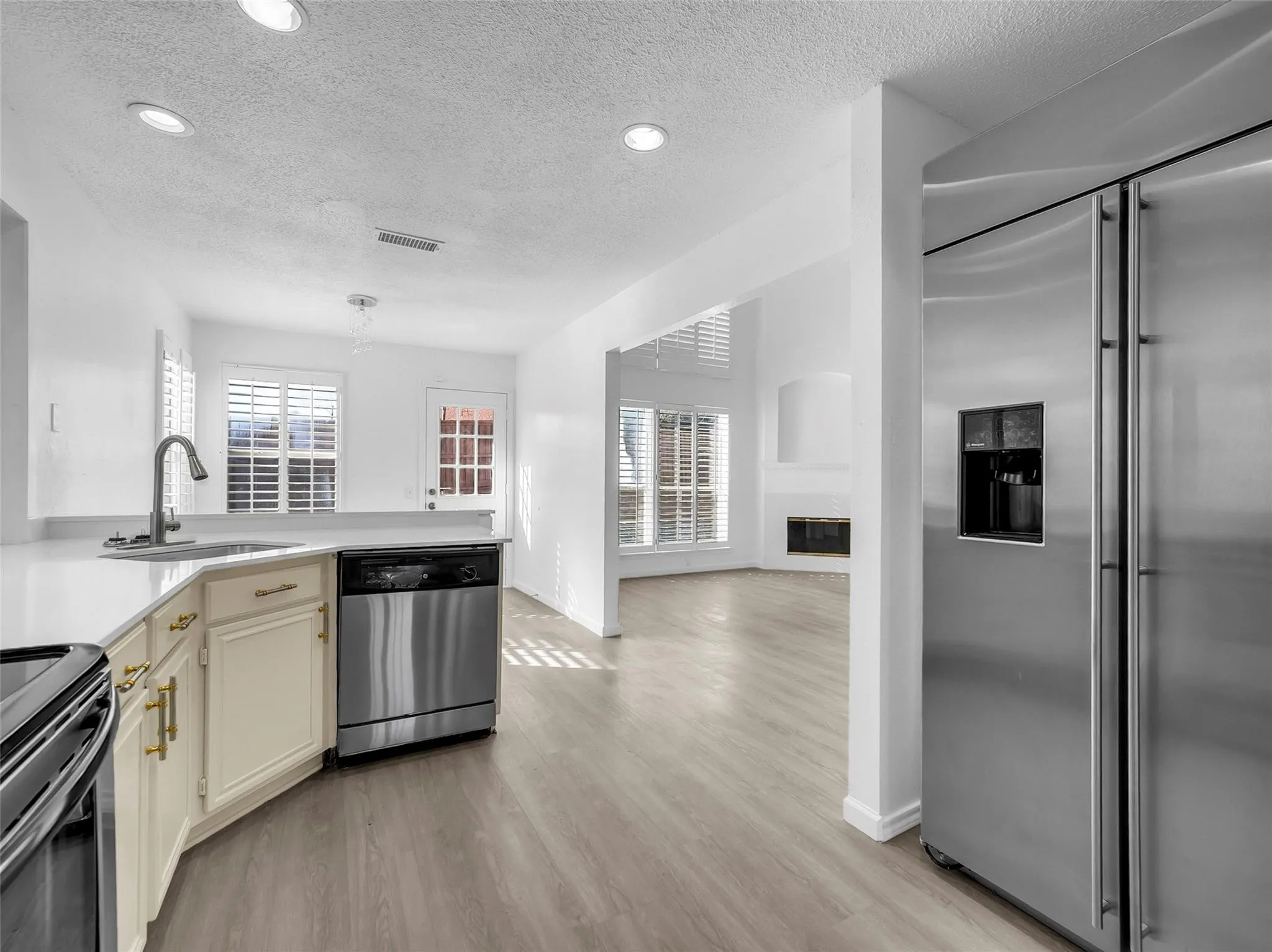 Single Family Residence For Sale in Tarrant County , 5310 Vista Verde Drive, Arlington, Texas 76017, 5 Bedroom, 3 Bathroom, 2 Garage spaces, 2,230 Sqft, built in 1996, mls#21356440, Real Estate Agent in Arlington, Homes For Sale in Tarrant county, Homes For Sale in Arlington, Realtor in Arlington Texas, Real Estate Brokerage Independent Realty Texas, Luminita Cordes Realtor
