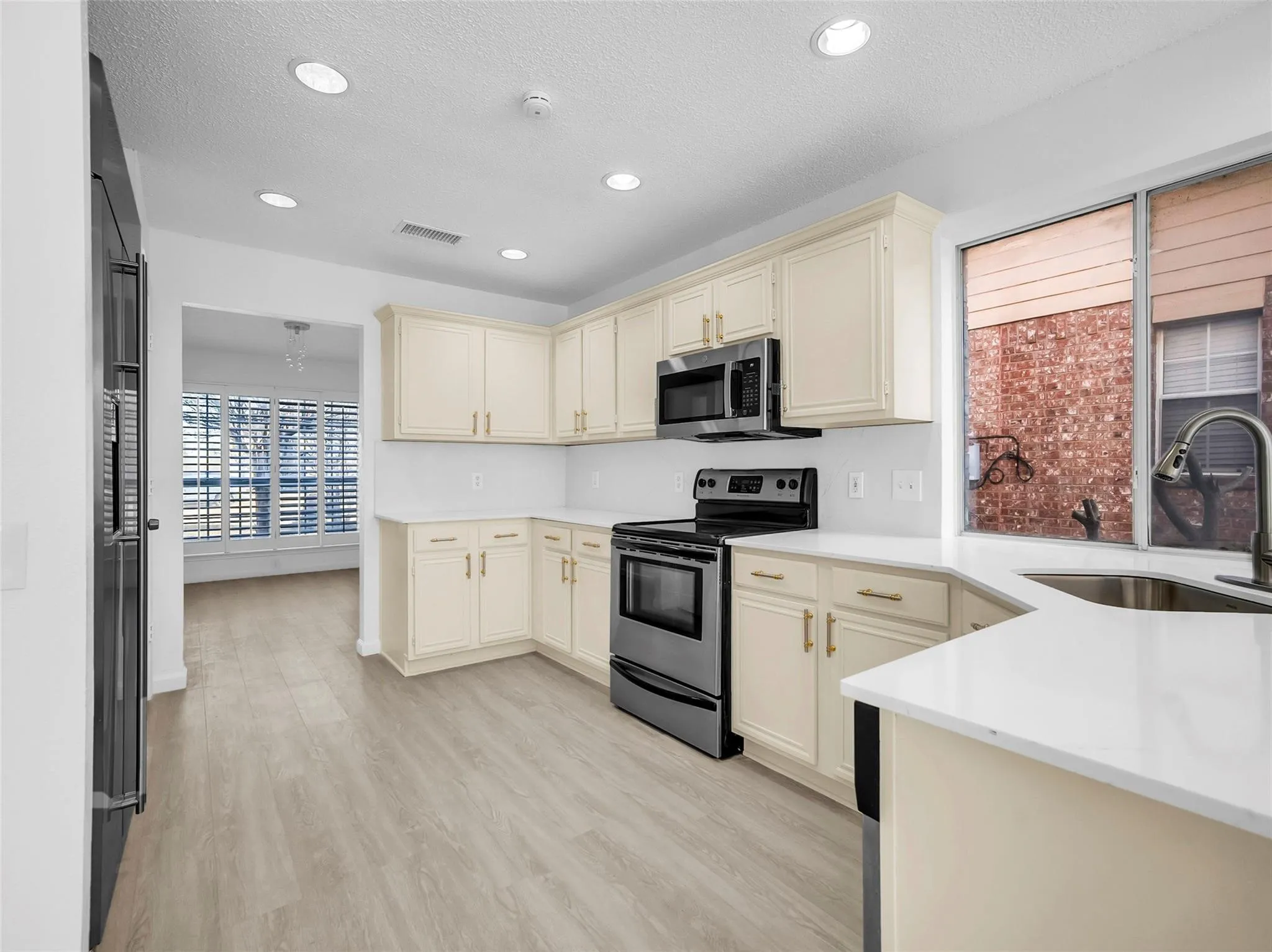 Single Family Residence For Sale in Tarrant County , 5310 Vista Verde Drive, Arlington, Texas 76017, 5 Bedroom, 3 Bathroom, 2 Garage spaces, 2,230 Sqft, built in 1996, mls#21356440, Real Estate Agent in Arlington, Homes For Sale in Tarrant county, Homes For Sale in Arlington, Realtor in Arlington Texas, Real Estate Brokerage Independent Realty Texas, Luminita Cordes Realtor