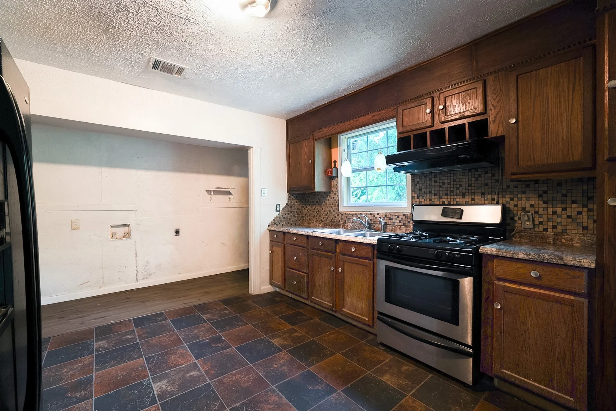 Single Family Residence For Rent in Hunt County , 3810 Park Street, Greenville, Texas 75401, 3 Bedroom, 1 Bathroom, Garage spaces, 1,066 Sqft, built in 1978, Price $1,200, mls#21356875, Real Estate Agent in Greenville, Homes For Rent in Hunt county, Homes For Rent in Greenville, Realtor in Greenville Texas, Real Estate Brokerage Independent Realty Texas, Luminita Cordes Realtor