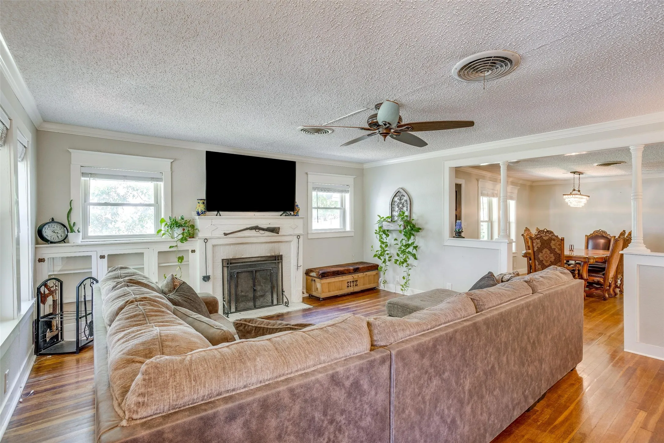Single Family Residence For Sale in Parker County , 13800 Llano Drive, Weatherford, Texas 76087, 3 Bedroom, 2 Bathroom, 2 Garage spaces, 2,086 Sqft, built in 1920, mls#21337145, Real Estate Agent in Weatherford, Homes For Sale in Parker county, Homes For Sale in Weatherford, Realtor in Weatherford Texas, Real Estate Brokerage Independent Realty Texas, Luminita Cordes Realtor