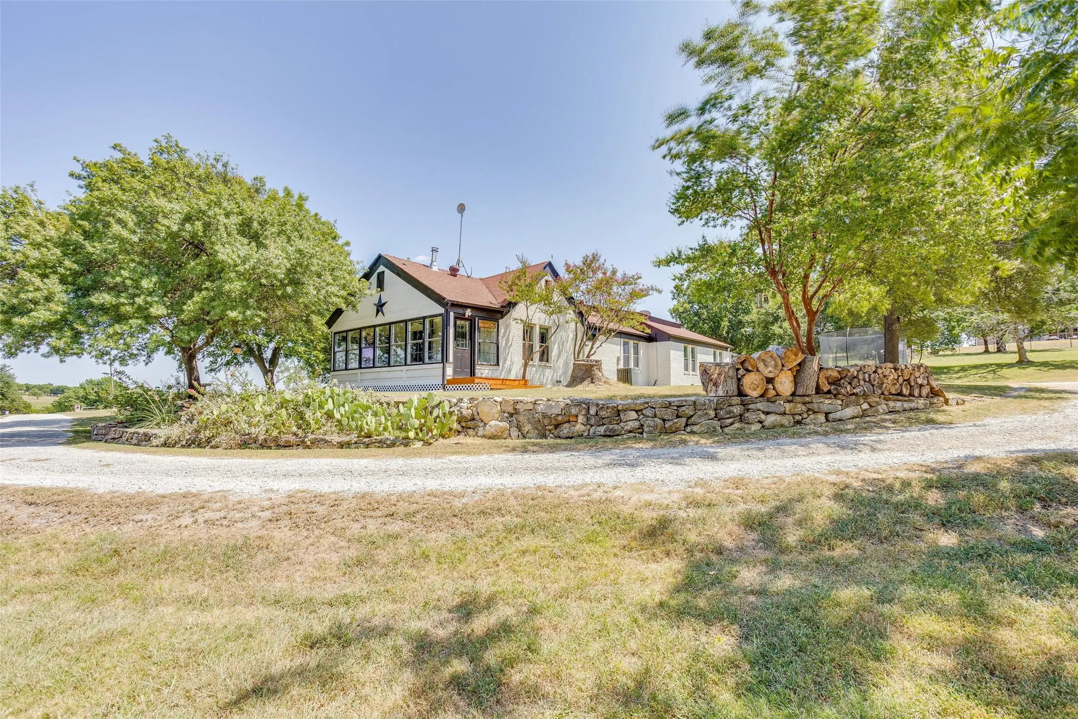 Single Family Residence For Sale in Parker County , 13800 Llano Drive, Weatherford, Texas 76087, 3 Bedroom, 2 Bathroom, 2 Garage spaces, 2,086 Sqft, built in 1920, mls#21337145, Real Estate Agent in Weatherford, Homes For Sale in Parker county, Homes For Sale in Weatherford, Realtor in Weatherford Texas, Real Estate Brokerage Independent Realty Texas, Luminita Cordes Realtor