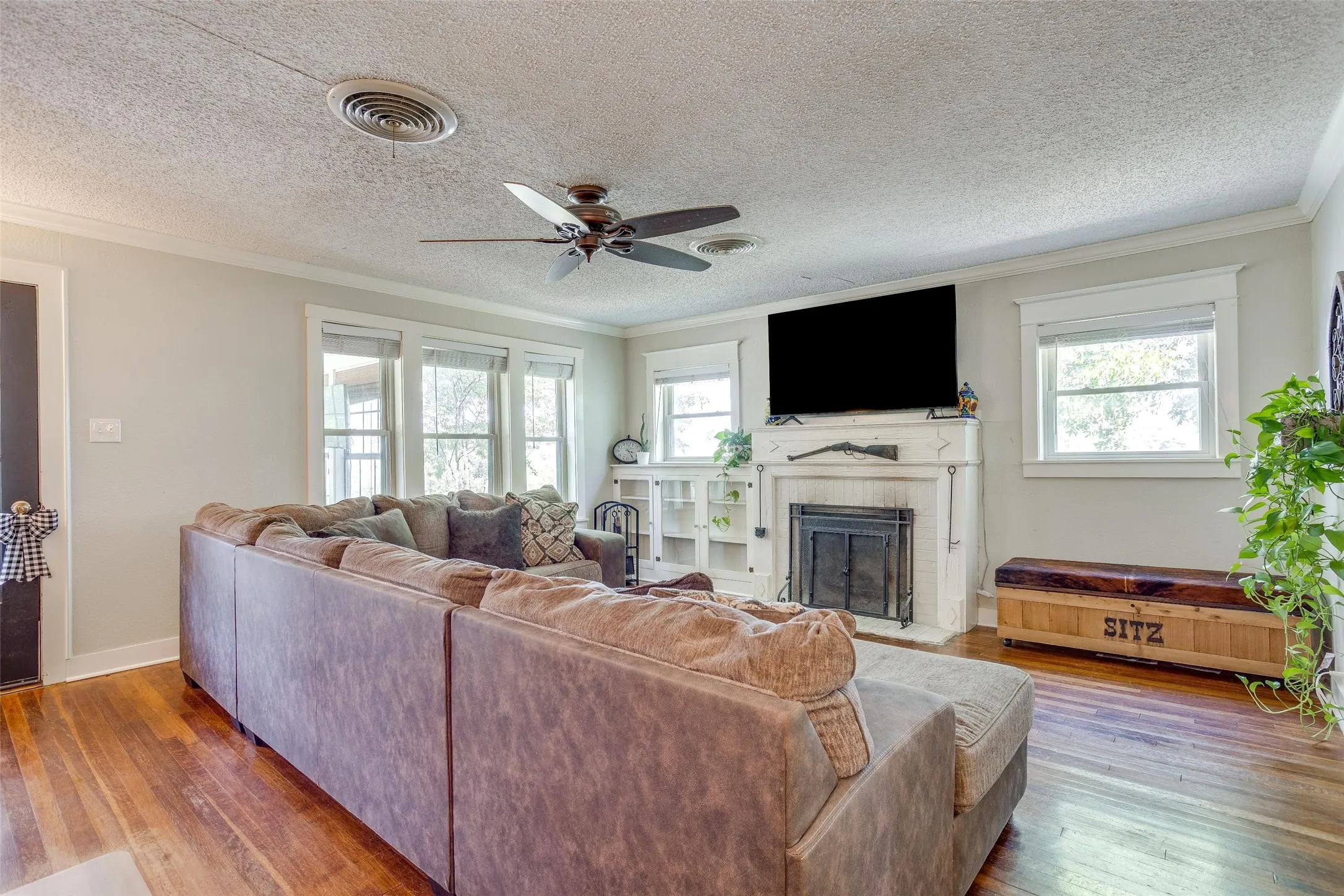 Single Family Residence For Sale in Parker County , 13800 Llano Drive, Weatherford, Texas 76087, 3 Bedroom, 2 Bathroom, 2 Garage spaces, 2,086 Sqft, built in 1920, mls#21337145, Real Estate Agent in Weatherford, Homes For Sale in Parker county, Homes For Sale in Weatherford, Realtor in Weatherford Texas, Real Estate Brokerage Independent Realty Texas, Luminita Cordes Realtor