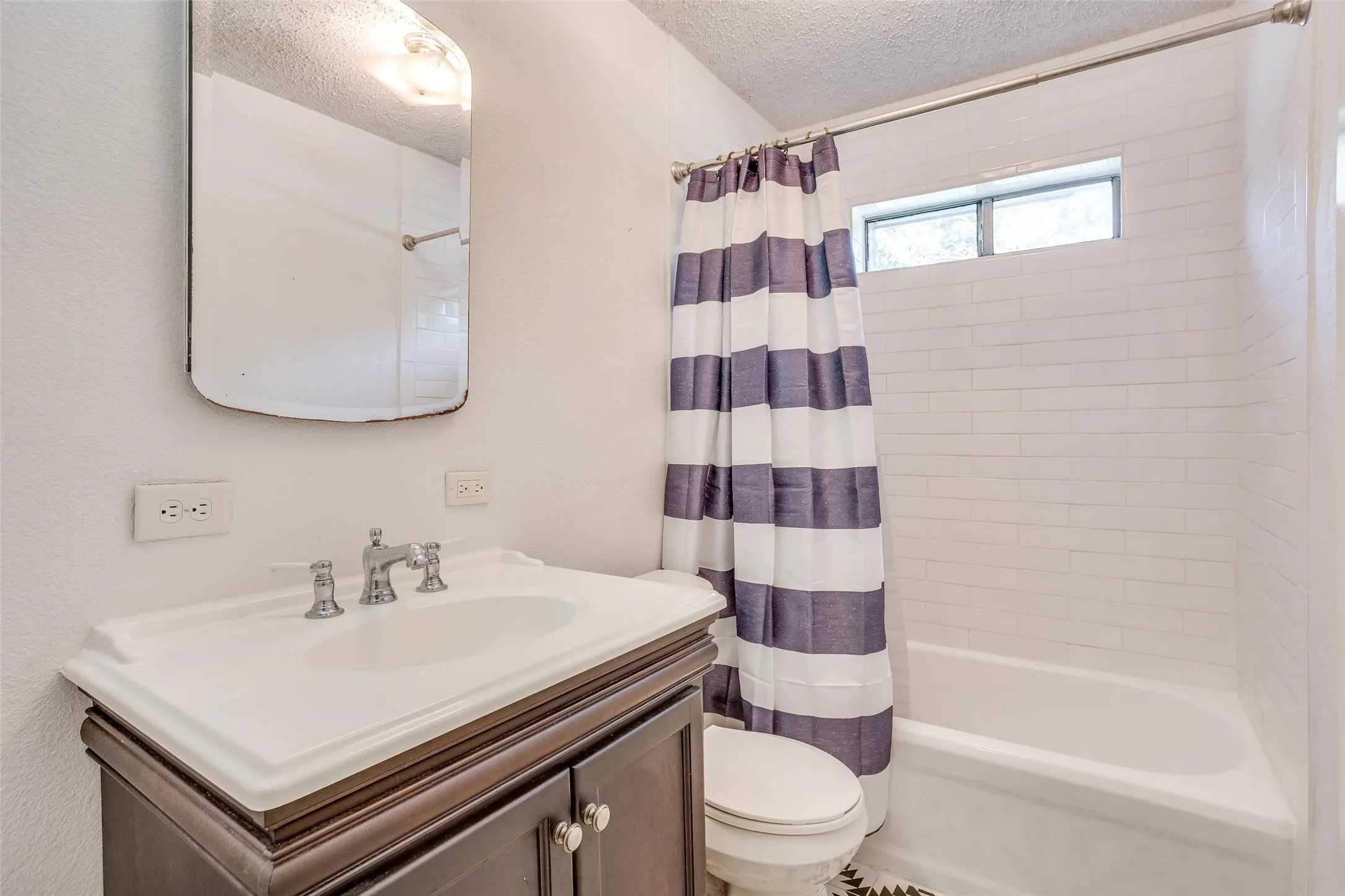 Single Family Residence For Sale in Parker County , 13800 Llano Drive, Weatherford, Texas 76087, 3 Bedroom, 2 Bathroom, 2 Garage spaces, 2,086 Sqft, built in 1920, mls#21337145, Real Estate Agent in Weatherford, Homes For Sale in Parker county, Homes For Sale in Weatherford, Realtor in Weatherford Texas, Real Estate Brokerage Independent Realty Texas, Luminita Cordes Realtor