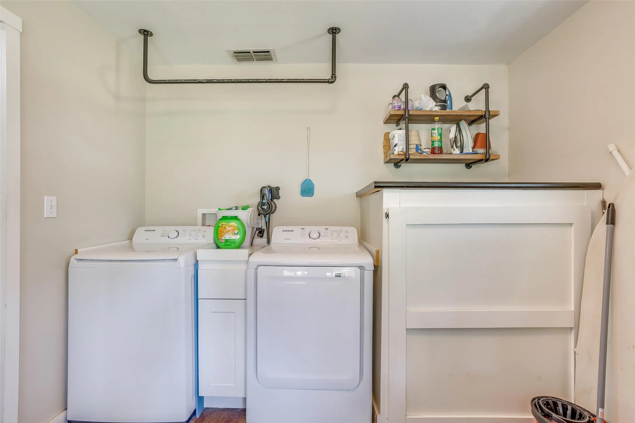 Single Family Residence For Sale in Parker County , 13800 Llano Drive, Weatherford, Texas 76087, 3 Bedroom, 2 Bathroom, 2 Garage spaces, 2,086 Sqft, built in 1920, mls#21337145, Real Estate Agent in Weatherford, Homes For Sale in Parker county, Homes For Sale in Weatherford, Realtor in Weatherford Texas, Real Estate Brokerage Independent Realty Texas, Luminita Cordes Realtor