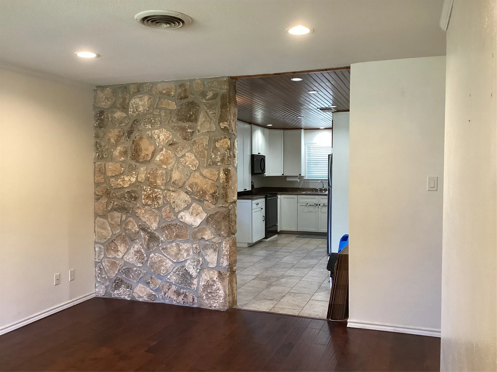 Single Family Residence For Rent in Tarrant County , 776 Ponderosa Drive, Hurst, Texas 76053, 3 Bedroom, 2 Bathroom, 2 Garage spaces, 1,100 Sqft, built in 1961, mls#21356605, Real Estate Agent in Hurst, Homes For Rent in Tarrant county, Homes For Rent in Hurst, Realtor in Hurst Texas, Real Estate Brokerage Independent Realty Texas, Luminita Cordes Realtor