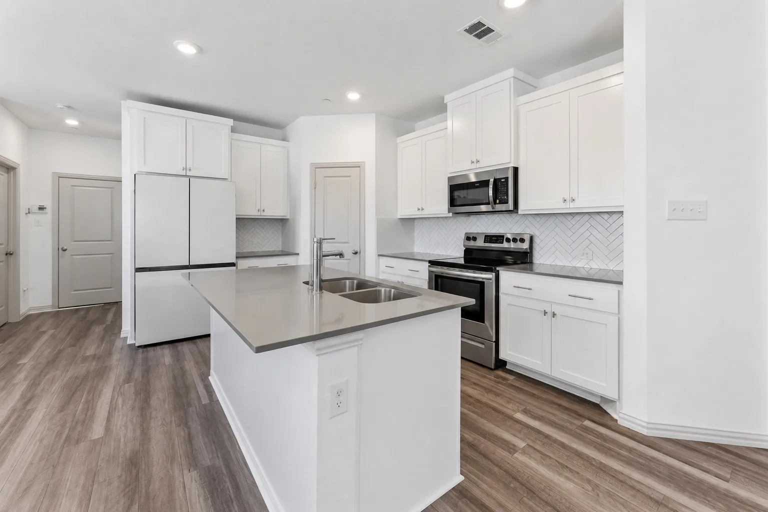 Townhouse For Sale in Tarrant County , 5103 Community Street, Haltom City, Texas 76117, 3 Bedroom, 3 Bathroom, 2 Garage spaces, 1,816 Sqft, built in 2023, mls#21356872, Real Estate Agent in Haltom City, Homes For Sale in Tarrant county, Homes For Sale in Haltom City, Realtor in Haltom City Texas, Real Estate Brokerage Independent Realty Texas, Luminita Cordes Realtor