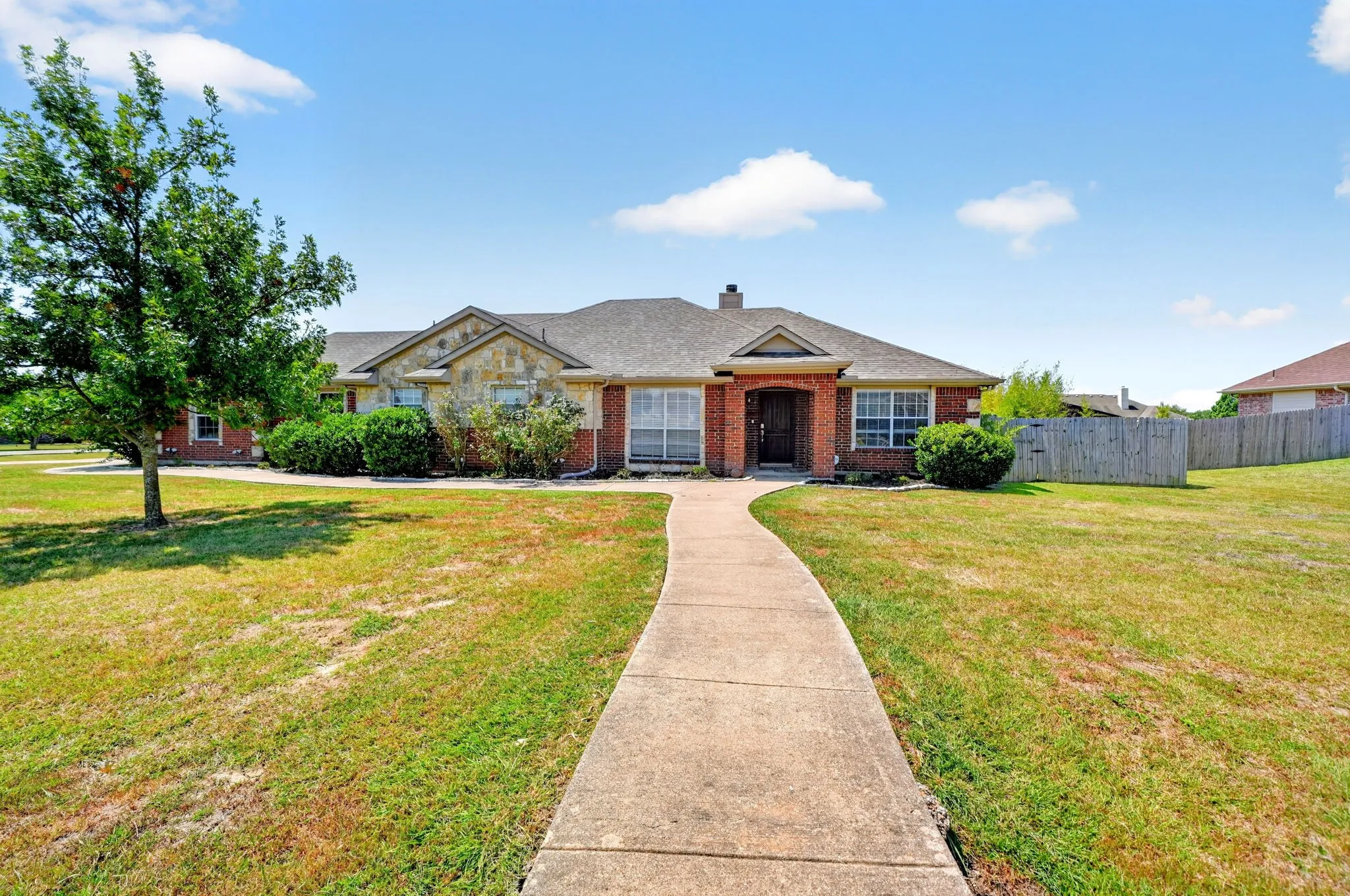 Single Family Residence For Sale in Rockwall County , 118 Haley Drive, Fate, Texas 75189, 3 Bedroom, 3 Bathroom, 2 Garage spaces, 2,214 Sqft, built in 2006, mls#21356732, Real Estate Agent in Fate, Homes For Sale in Rockwall county, Homes For Sale in Fate, Realtor in Fate Texas, Real Estate Brokerage Independent Realty Texas, Luminita Cordes Realtor