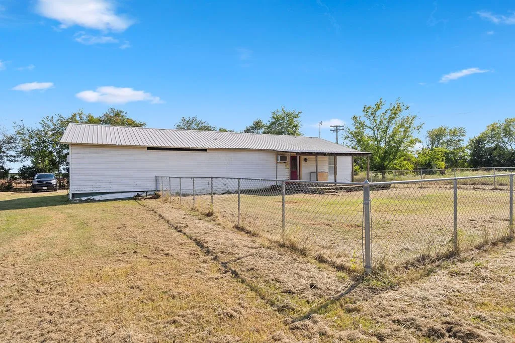 Single Family Residence For Sale in Hopkins County , 2750 County Road 4772, Sulphur Springs, Texas 75482, 4 Bedroom, 2 Bathroom, Garage spaces, 1,984 Sqft, built in 1984, mls#21356633, Real Estate Agent in Sulphur Springs, Homes For Sale in Hopkins county, Homes For Sale in Sulphur Springs, Realtor in Sulphur Springs Texas, Real Estate Brokerage Independent Realty Texas, Luminita Cordes Realtor