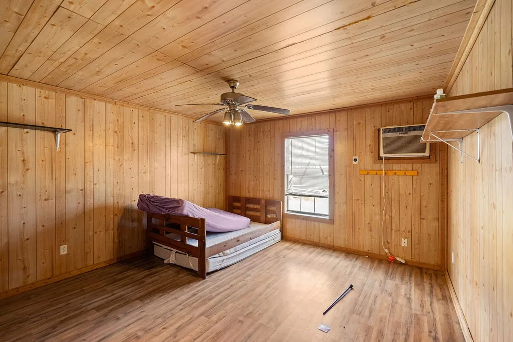 Single Family Residence For Sale in Hopkins County , 2750 County Road 4772, Sulphur Springs, Texas 75482, 4 Bedroom, 2 Bathroom, Garage spaces, 1,984 Sqft, built in 1984, mls#21356633, Real Estate Agent in Sulphur Springs, Homes For Sale in Hopkins county, Homes For Sale in Sulphur Springs, Realtor in Sulphur Springs Texas, Real Estate Brokerage Independent Realty Texas, Luminita Cordes Realtor
