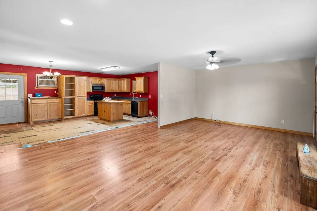 Single Family Residence For Sale in Hopkins County , 2750 County Road 4772, Sulphur Springs, Texas 75482, 4 Bedroom, 2 Bathroom, Garage spaces, 1,984 Sqft, built in 1984, mls#21356633, Real Estate Agent in Sulphur Springs, Homes For Sale in Hopkins county, Homes For Sale in Sulphur Springs, Realtor in Sulphur Springs Texas, Real Estate Brokerage Independent Realty Texas, Luminita Cordes Realtor