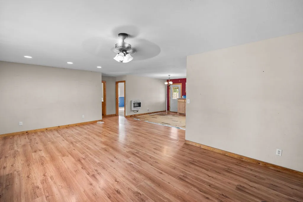 Single Family Residence For Sale in Hopkins County , 2750 County Road 4772, Sulphur Springs, Texas 75482, 4 Bedroom, 2 Bathroom, Garage spaces, 1,984 Sqft, built in 1984, mls#21356633, Real Estate Agent in Sulphur Springs, Homes For Sale in Hopkins county, Homes For Sale in Sulphur Springs, Realtor in Sulphur Springs Texas, Real Estate Brokerage Independent Realty Texas, Luminita Cordes Realtor