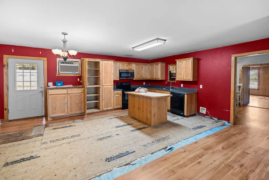 Single Family Residence For Sale in Hopkins County , 2750 County Road 4772, Sulphur Springs, Texas 75482, 4 Bedroom, 2 Bathroom, Garage spaces, 1,984 Sqft, built in 1984, mls#21356633, Real Estate Agent in Sulphur Springs, Homes For Sale in Hopkins county, Homes For Sale in Sulphur Springs, Realtor in Sulphur Springs Texas, Real Estate Brokerage Independent Realty Texas, Luminita Cordes Realtor
