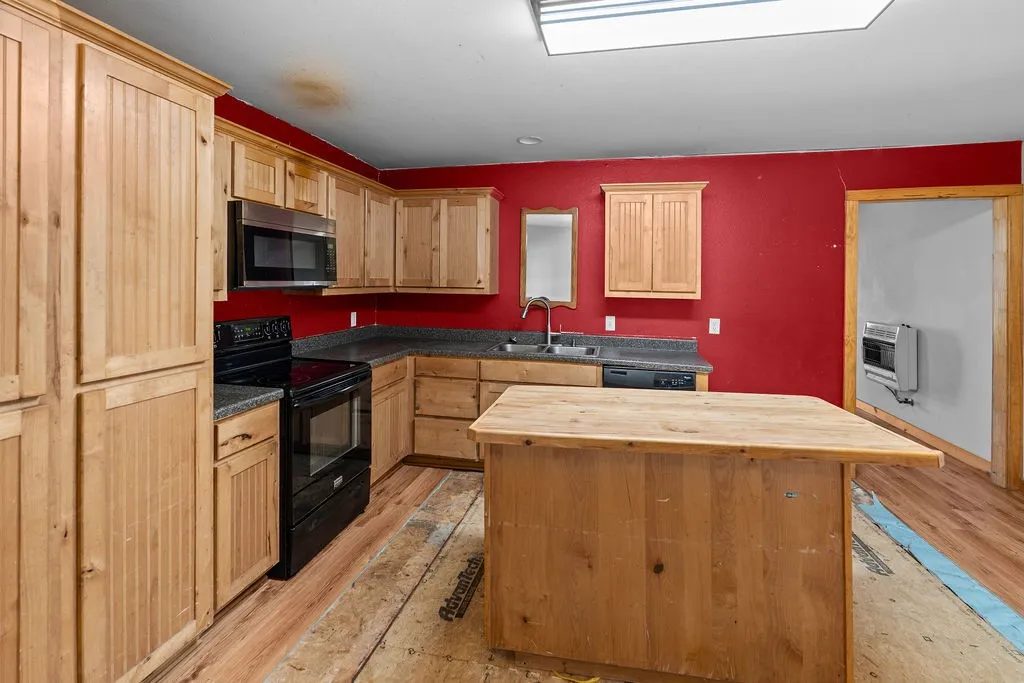 Single Family Residence For Sale in Hopkins County , 2750 County Road 4772, Sulphur Springs, Texas 75482, 4 Bedroom, 2 Bathroom, Garage spaces, 1,984 Sqft, built in 1984, mls#21356633, Real Estate Agent in Sulphur Springs, Homes For Sale in Hopkins county, Homes For Sale in Sulphur Springs, Realtor in Sulphur Springs Texas, Real Estate Brokerage Independent Realty Texas, Luminita Cordes Realtor