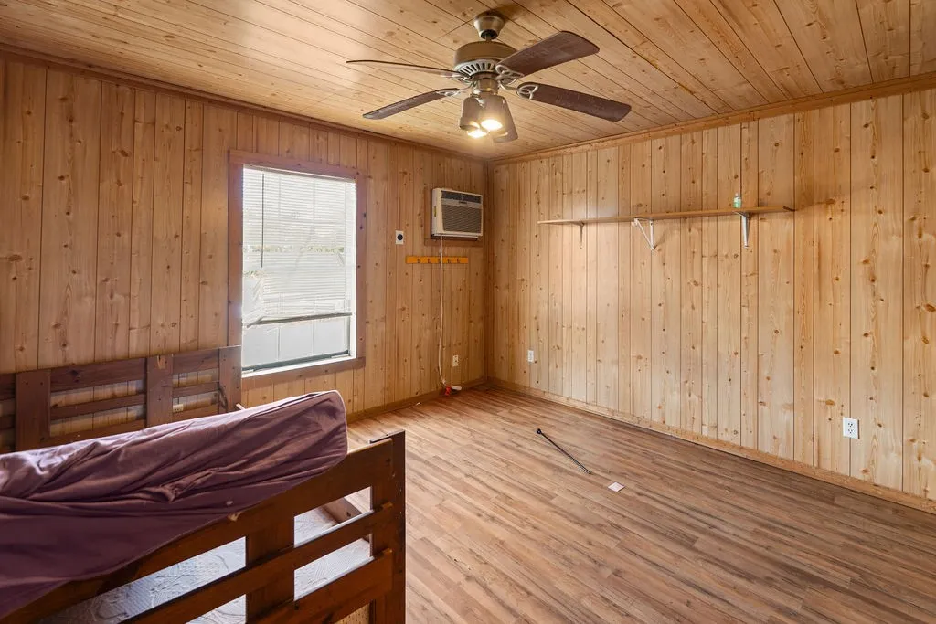 Single Family Residence For Sale in Hopkins County , 2750 County Road 4772, Sulphur Springs, Texas 75482, 4 Bedroom, 2 Bathroom, Garage spaces, 1,984 Sqft, built in 1984, mls#21356633, Real Estate Agent in Sulphur Springs, Homes For Sale in Hopkins county, Homes For Sale in Sulphur Springs, Realtor in Sulphur Springs Texas, Real Estate Brokerage Independent Realty Texas, Luminita Cordes Realtor
