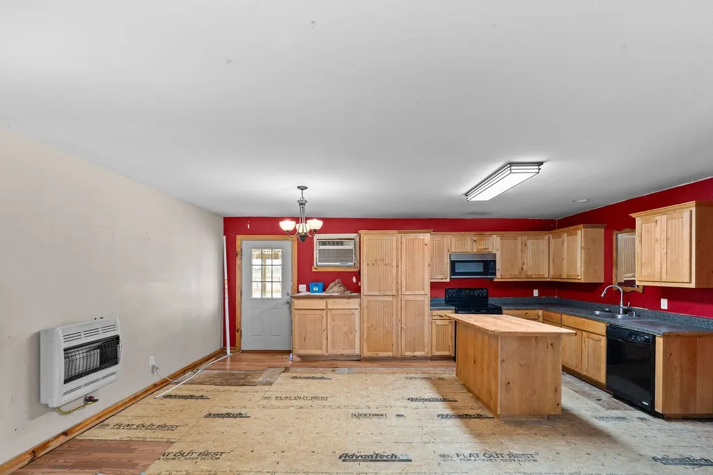 Single Family Residence For Sale in Hopkins County , 2750 County Road 4772, Sulphur Springs, Texas 75482, 4 Bedroom, 2 Bathroom, Garage spaces, 1,984 Sqft, built in 1984, mls#21356633, Real Estate Agent in Sulphur Springs, Homes For Sale in Hopkins county, Homes For Sale in Sulphur Springs, Realtor in Sulphur Springs Texas, Real Estate Brokerage Independent Realty Texas, Luminita Cordes Realtor