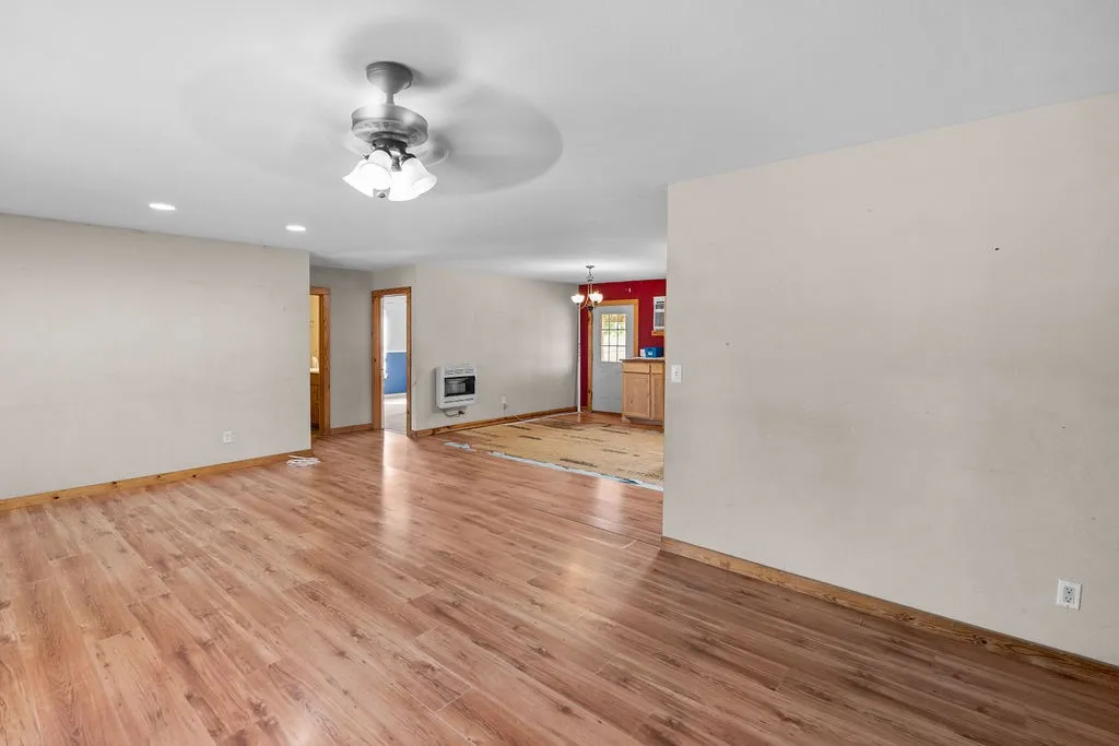 Single Family Residence For Sale in Hopkins County , 2750 County Road 4772, Sulphur Springs, Texas 75482, 4 Bedroom, 2 Bathroom, Garage spaces, 1,984 Sqft, built in 1984, mls#21356633, Real Estate Agent in Sulphur Springs, Homes For Sale in Hopkins county, Homes For Sale in Sulphur Springs, Realtor in Sulphur Springs Texas, Real Estate Brokerage Independent Realty Texas, Luminita Cordes Realtor