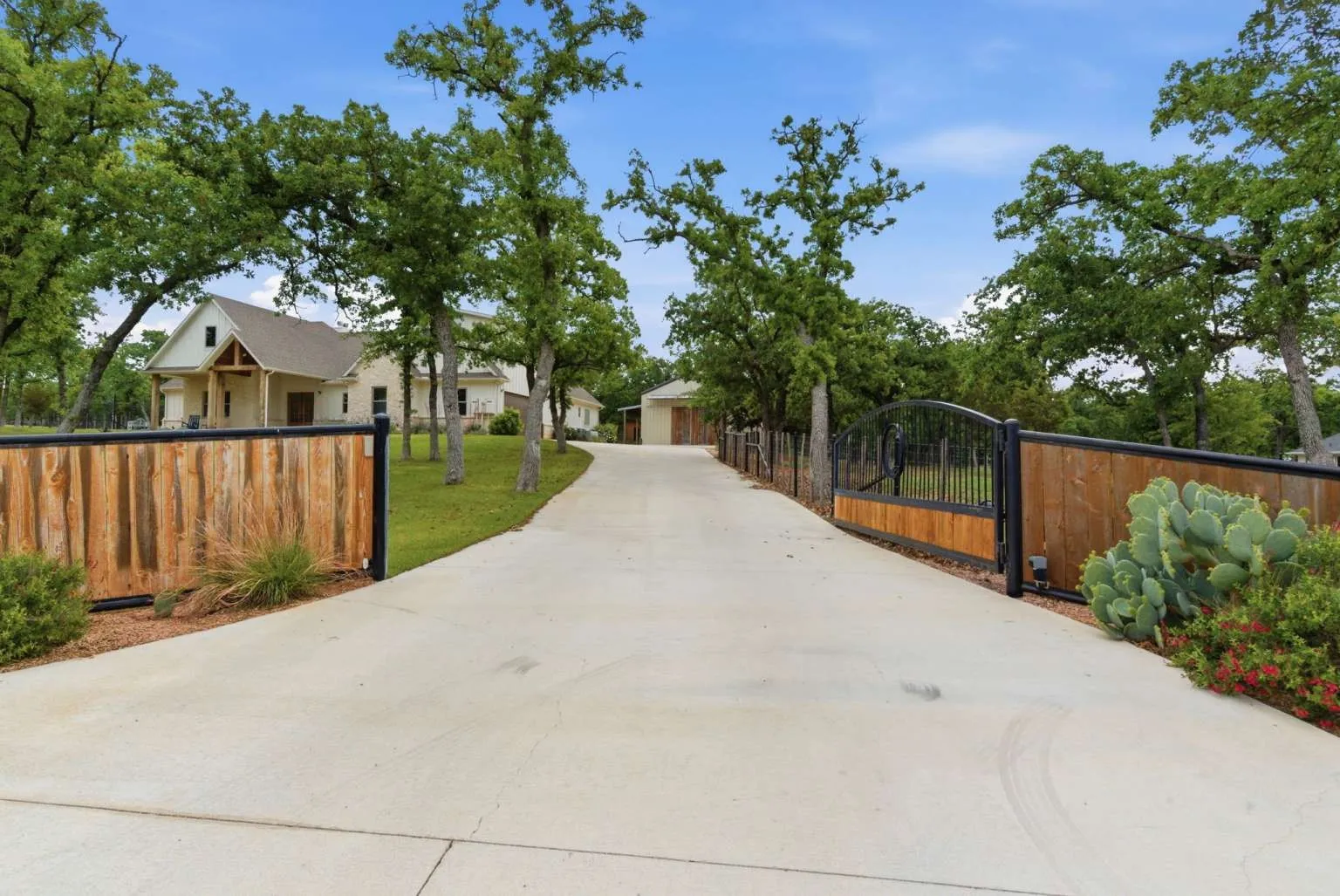 Single Family Residence For Sale in Parker County , 1012 Cheyenne Road, Poolville, Texas 76487, 5 Bedroom, 7 Bathroom, 2 Garage spaces, 4,163 Sqft, built in 2022, Price $1,450,000, mls#21356891, Real Estate Agent in Poolville, Homes For Sale in Parker county, Homes For Sale in Poolville, Realtor in Poolville Texas, Real Estate Brokerage Independent Realty Texas, Luminita Cordes Realtor