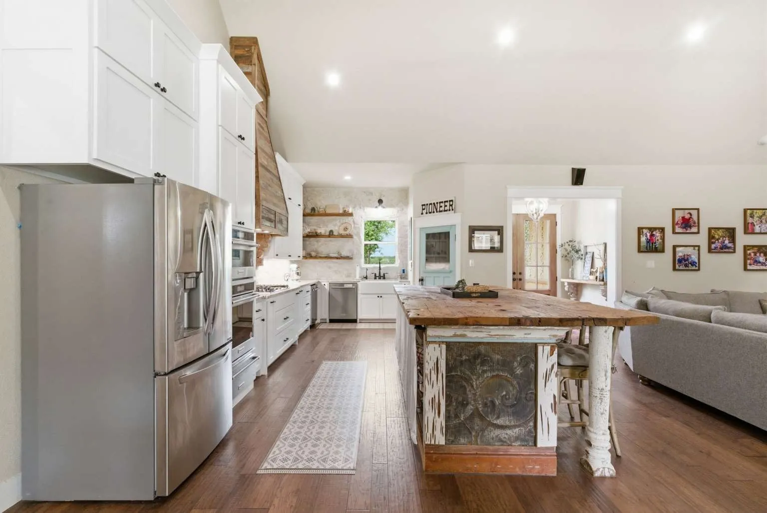 Single Family Residence For Sale in Parker County , 1012 Cheyenne Road, Poolville, Texas 76487, 5 Bedroom, 7 Bathroom, 2 Garage spaces, 4,163 Sqft, built in 2022, Price $1,450,000, mls#21356891, Real Estate Agent in Poolville, Homes For Sale in Parker county, Homes For Sale in Poolville, Realtor in Poolville Texas, Real Estate Brokerage Independent Realty Texas, Luminita Cordes Realtor