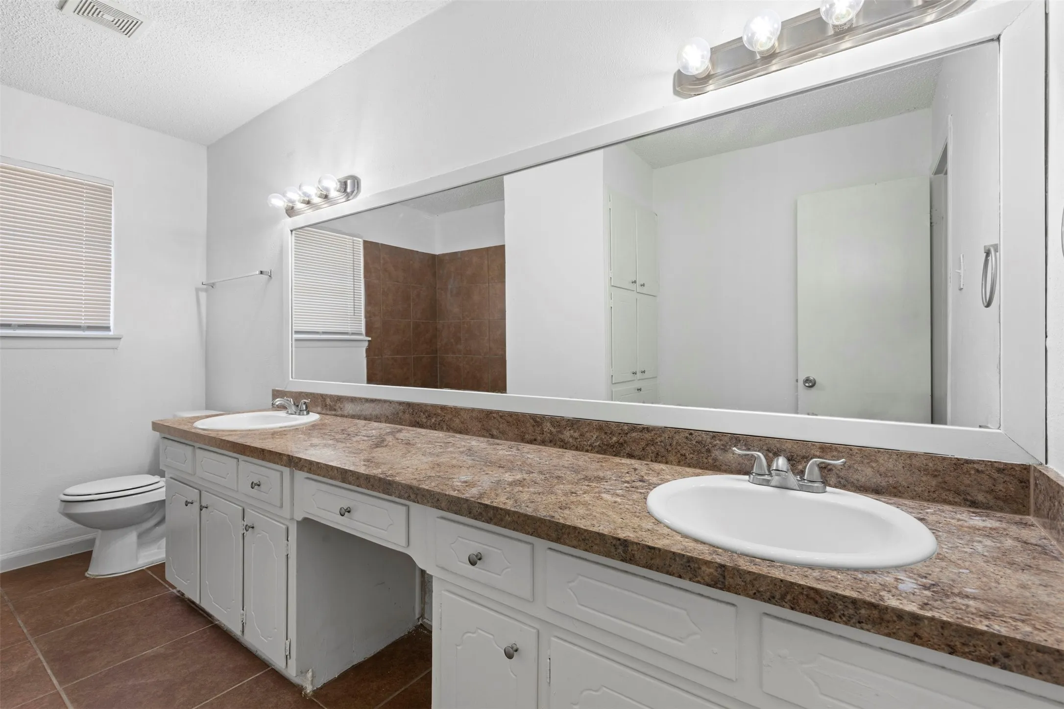 Single Family Residence For Sale in Denton County , 2020 Fordham Lane, Denton, Texas 76201, 3 Bedroom, 2 Bathroom, 2 Garage spaces, 1,617 Sqft, built in 1970, mls#21355819, Real Estate Agent in Denton, Homes For Sale in Denton county, Homes For Sale in Denton, Realtor in Denton Texas, Real Estate Brokerage Independent Realty Texas, Luminita Cordes Realtor