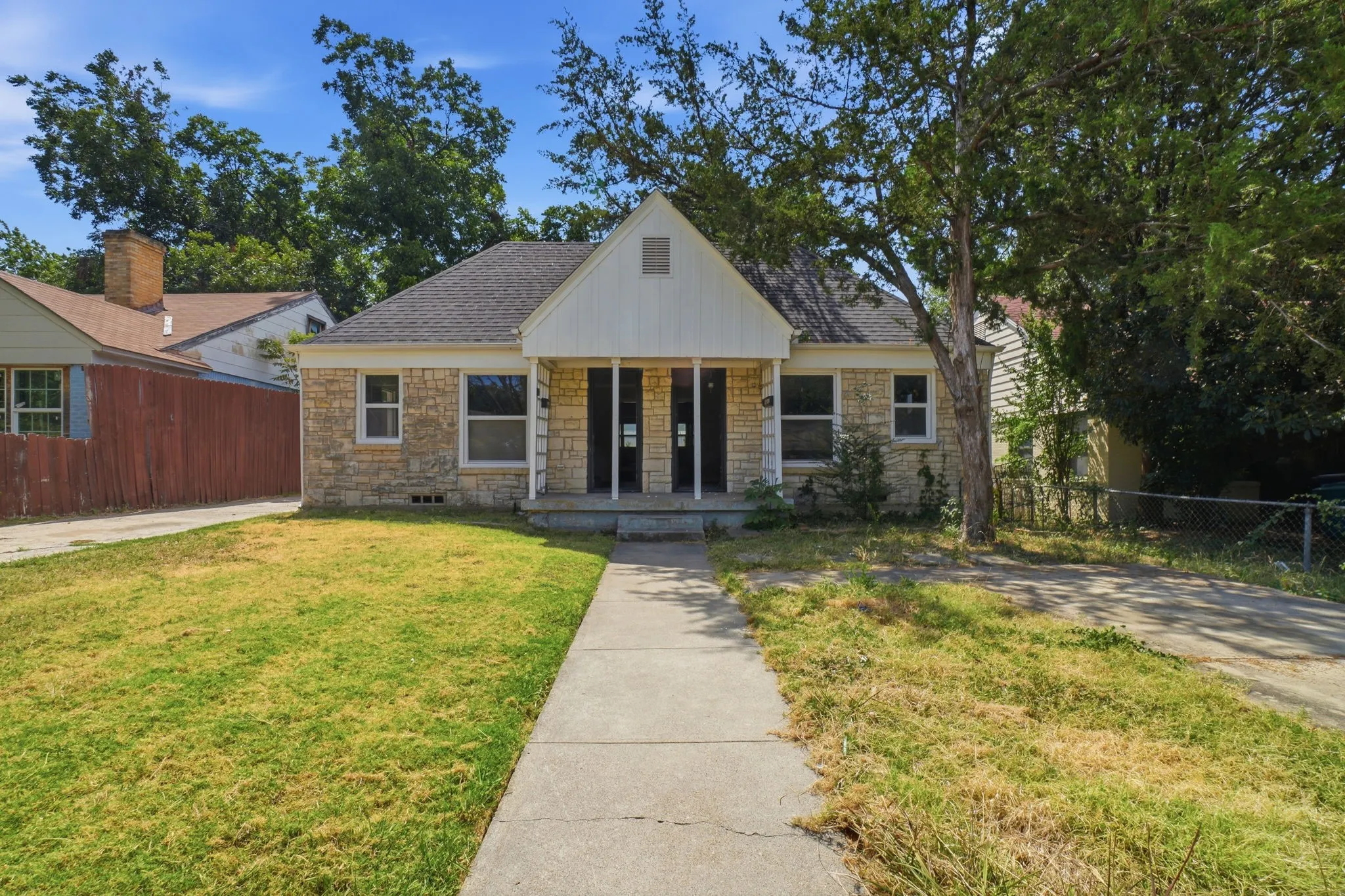 Single Family Residence For Sale in Dallas County , 2508 Roanoke Avenue, Dallas, Texas 75235, 4 Bedroom, 2 Bathroom, Garage spaces, 1,458 Sqft, built in 1942, mls#21356811, Real Estate Agent in Dallas, Homes For Sale in Dallas county, Homes For Sale in Dallas, Realtor in Dallas Texas, Real Estate Brokerage Independent Realty Texas, Luminita Cordes Realtor