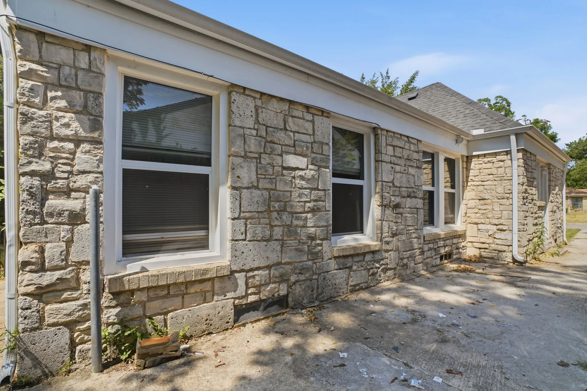 Single Family Residence For Sale in Dallas County , 2508 Roanoke Avenue, Dallas, Texas 75235, 4 Bedroom, 2 Bathroom, Garage spaces, 1,458 Sqft, built in 1942, mls#21356811, Real Estate Agent in Dallas, Homes For Sale in Dallas county, Homes For Sale in Dallas, Realtor in Dallas Texas, Real Estate Brokerage Independent Realty Texas, Luminita Cordes Realtor